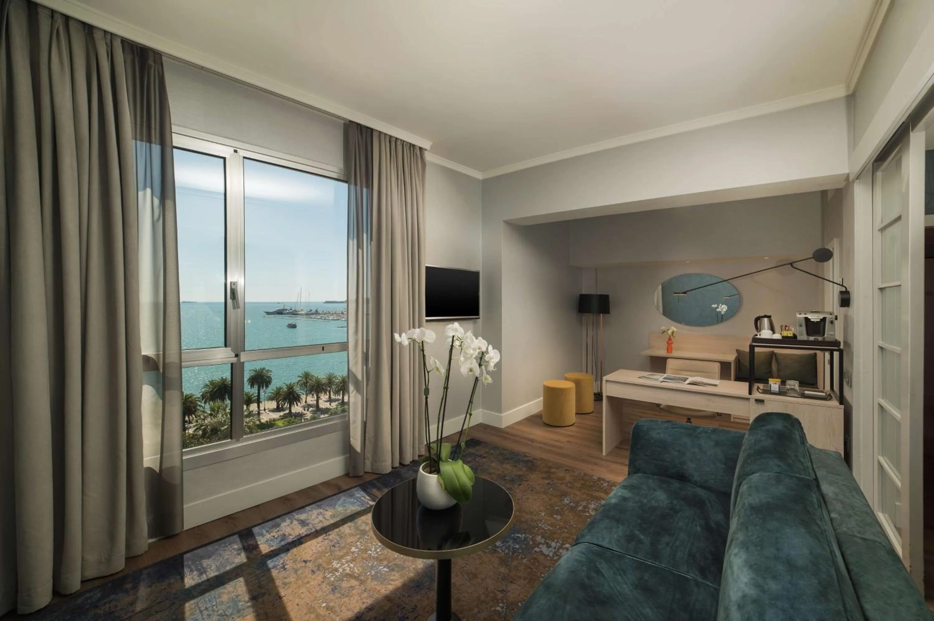 Photo of the whole room in NH La Spezia