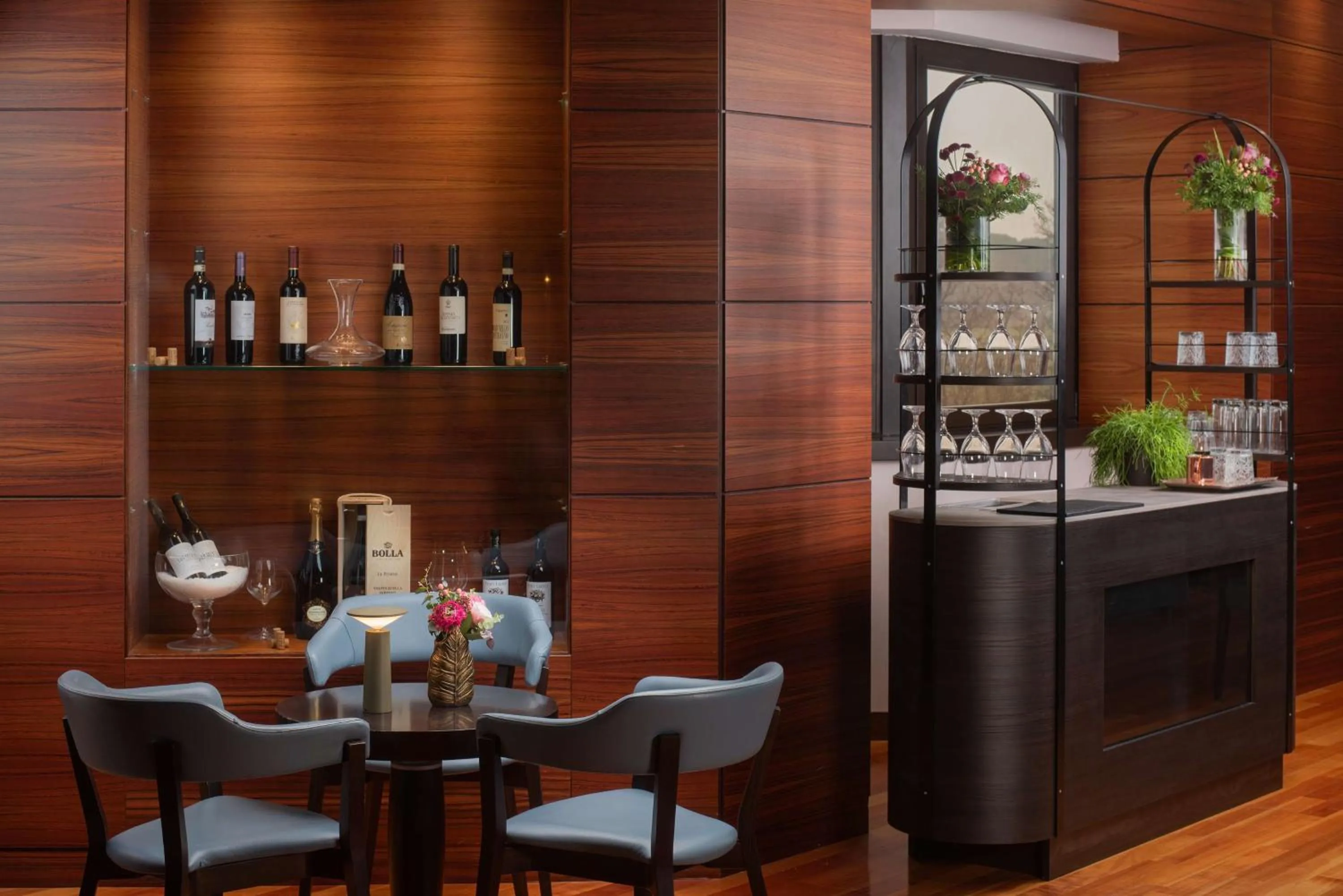 Lounge or bar in NH Bologna Villanova