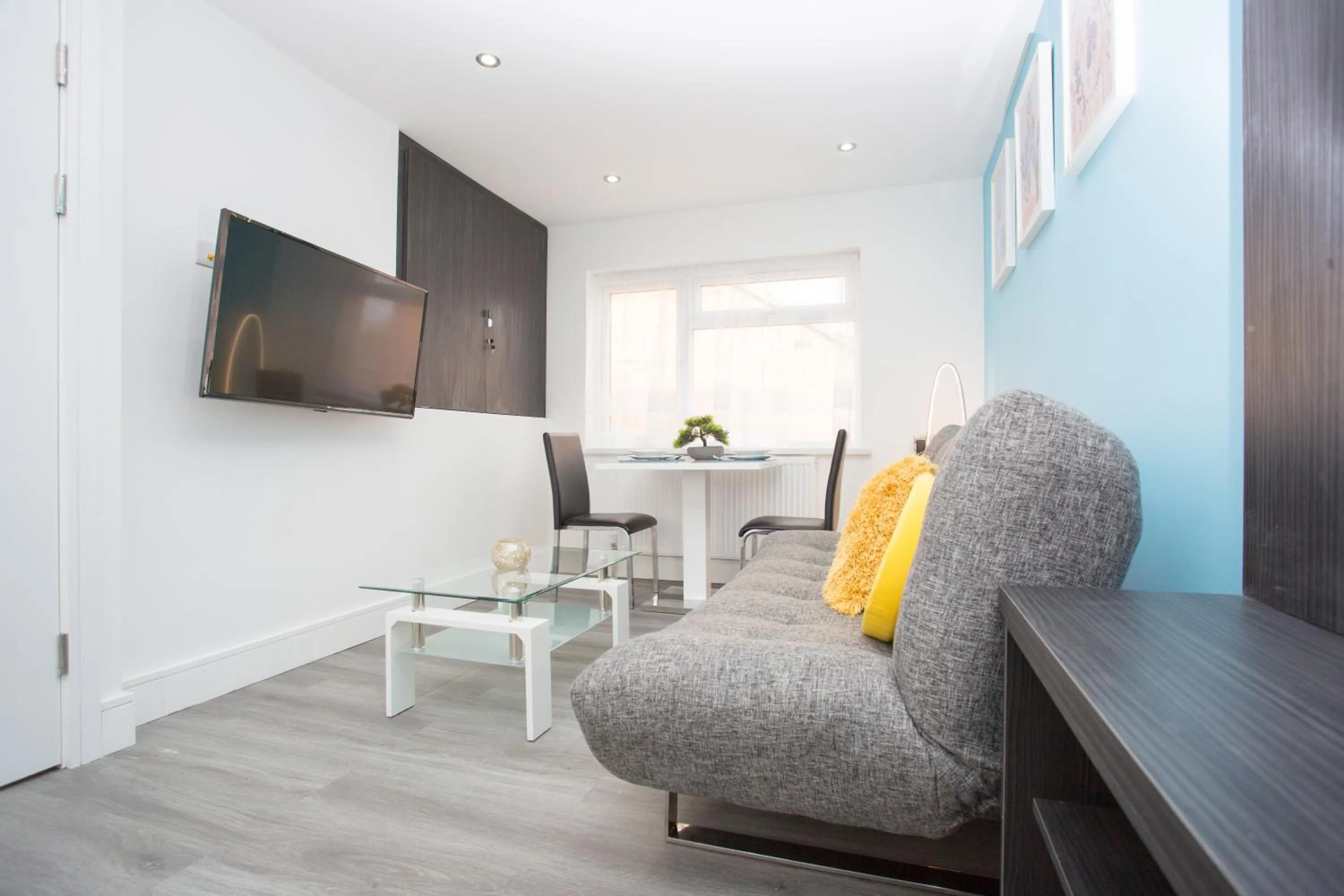 TV and multimedia in Legoland Heathrow Windsor Apartment Hotel