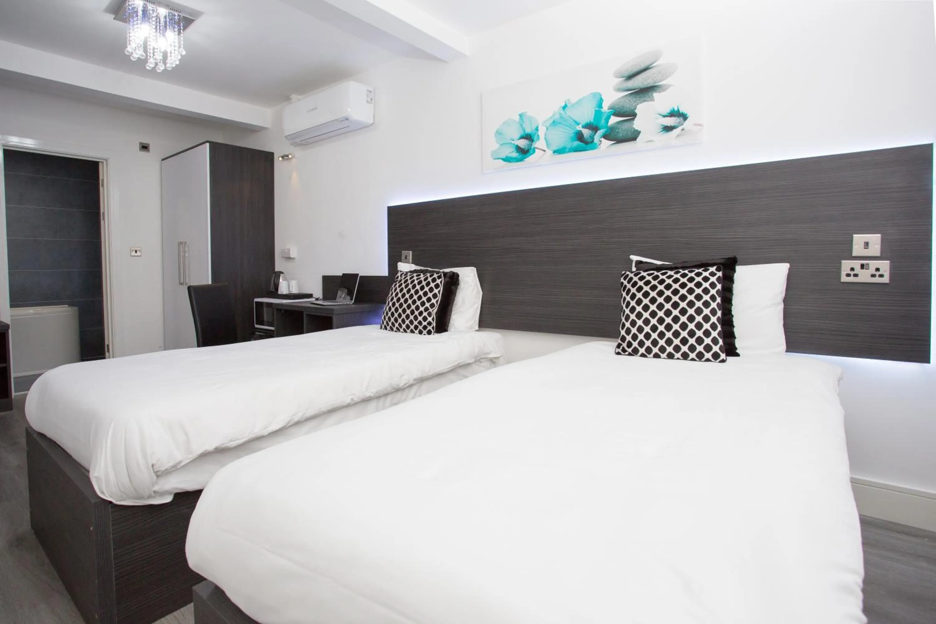 Bed in Legoland Heathrow Windsor Apartment Hotel