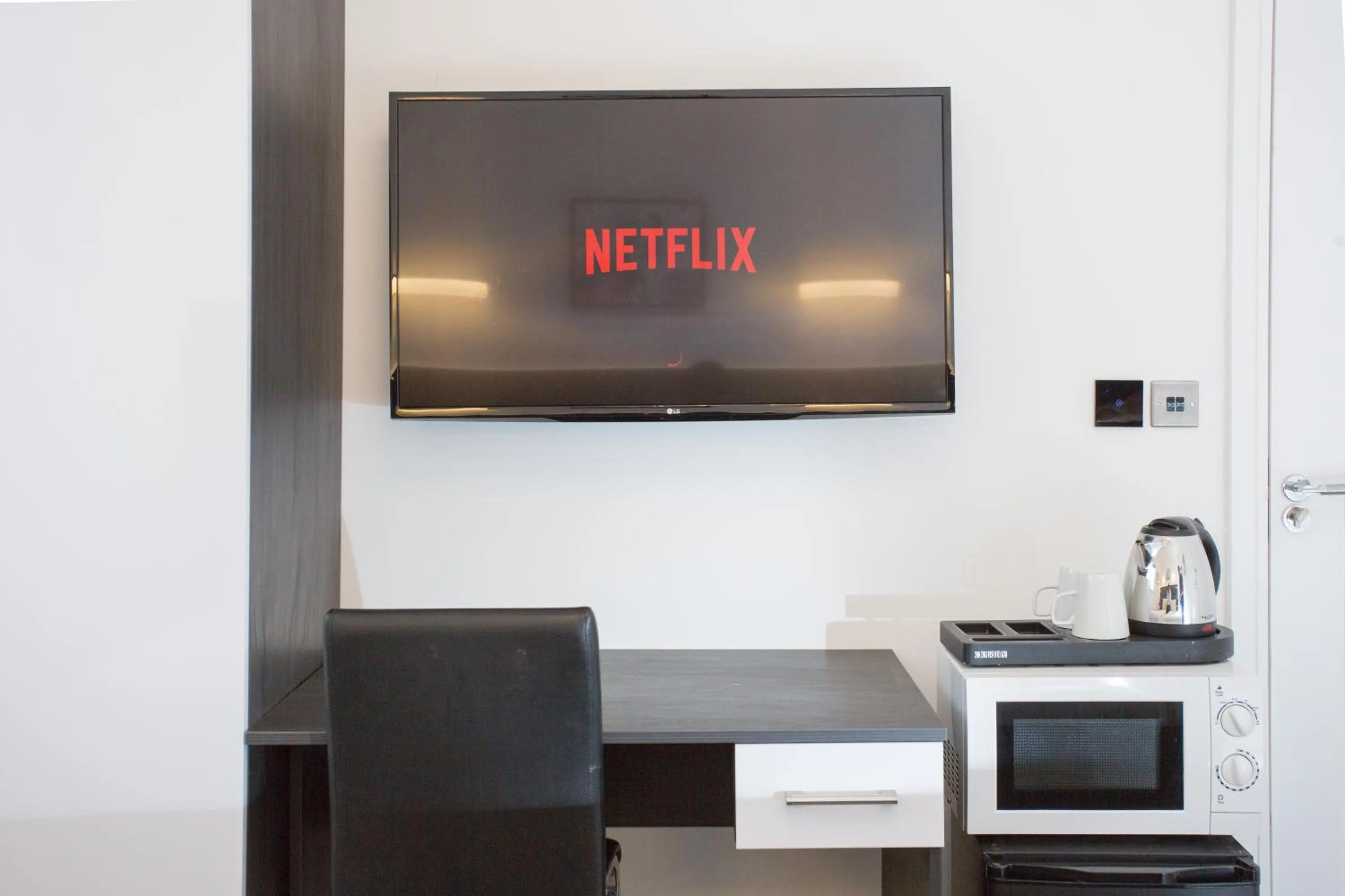 TV and multimedia in Legoland Heathrow Windsor Apartment Hotel