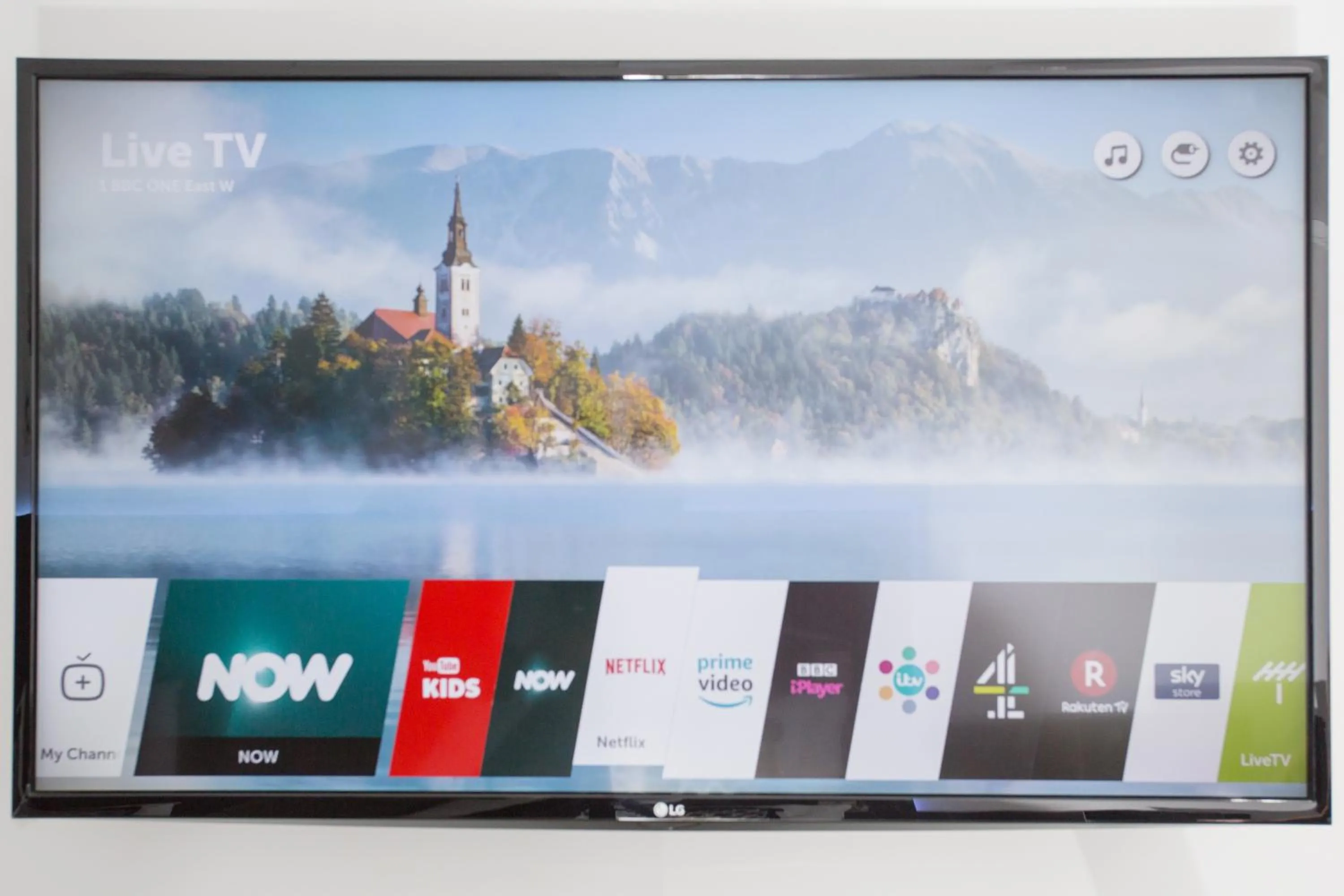 TV and multimedia in Legoland Heathrow Windsor Apartment Hotel