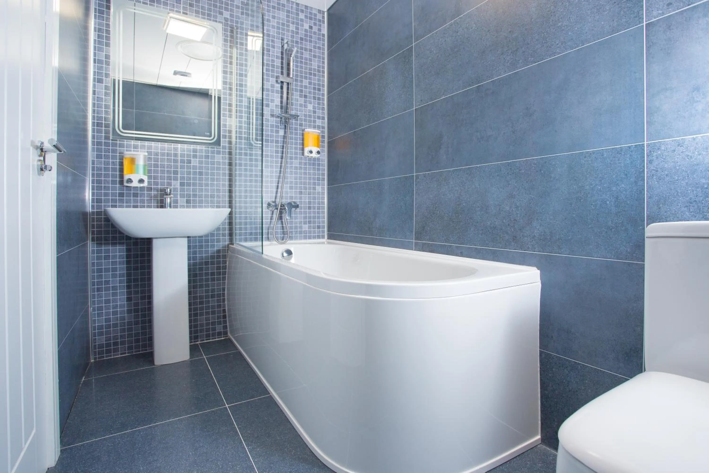 Shower in Legoland Heathrow Windsor Apartment Hotel