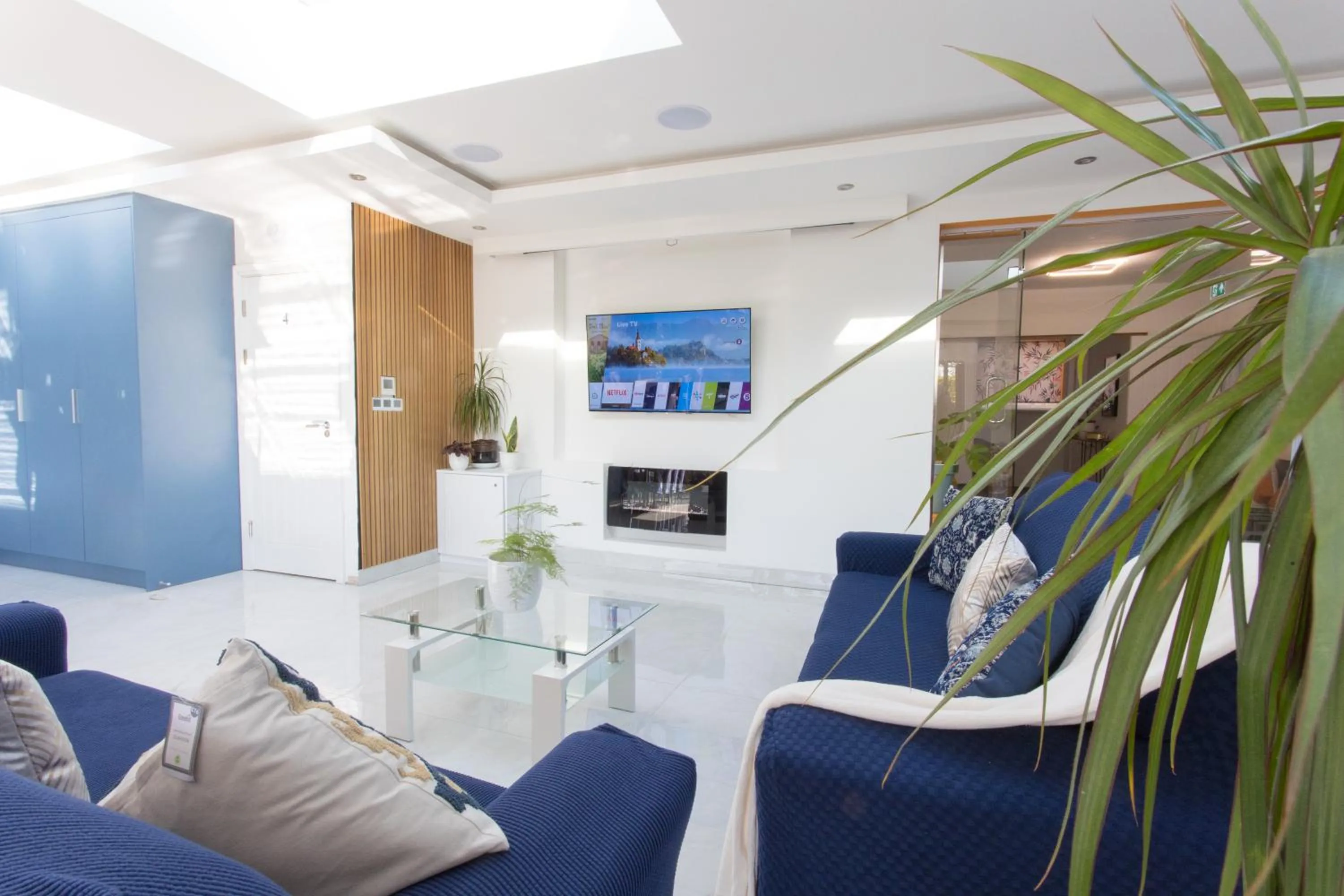 Communal lounge/ TV room in Legoland Heathrow Windsor Apartment Hotel