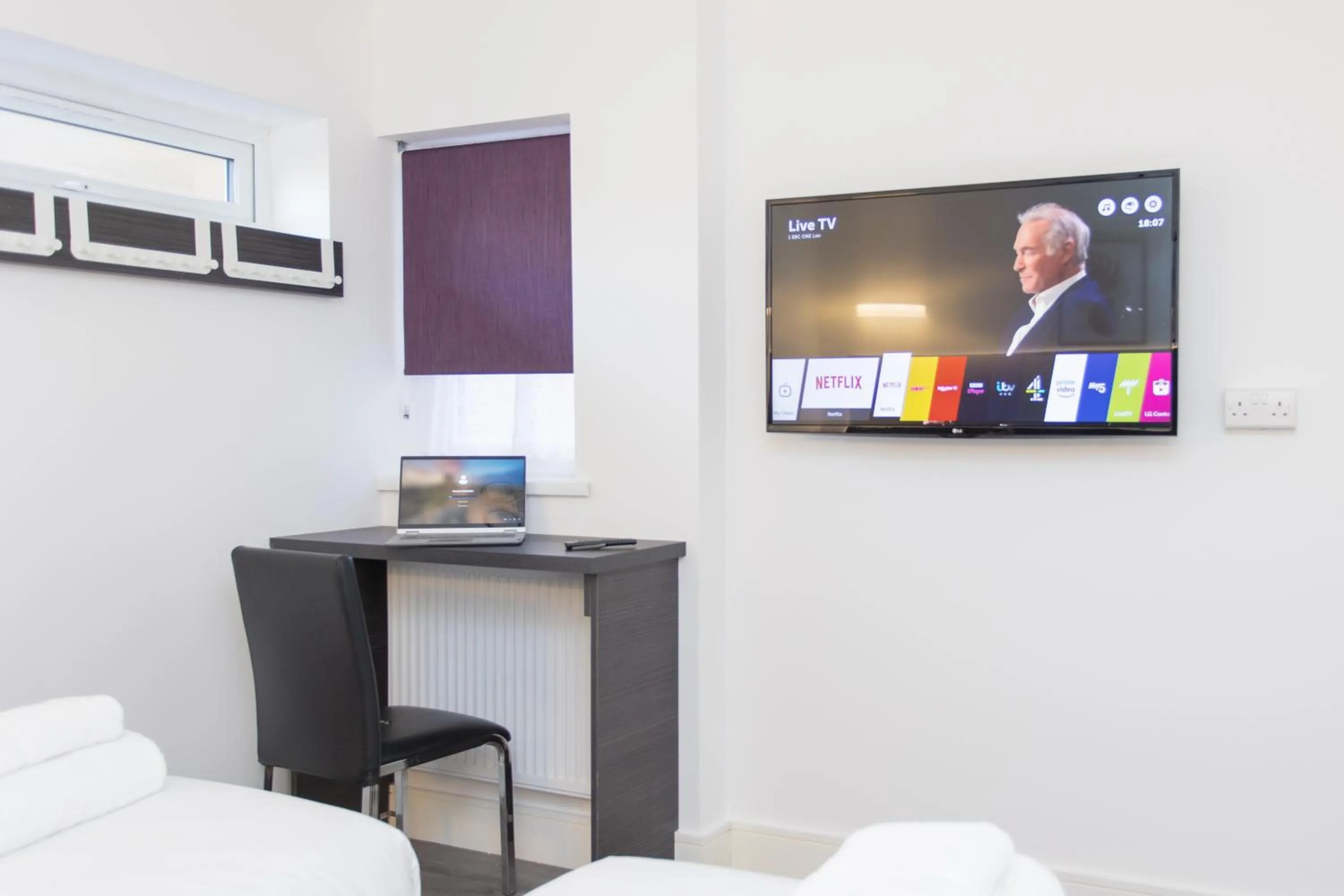 TV and multimedia in Legoland Heathrow Windsor Apartment Hotel