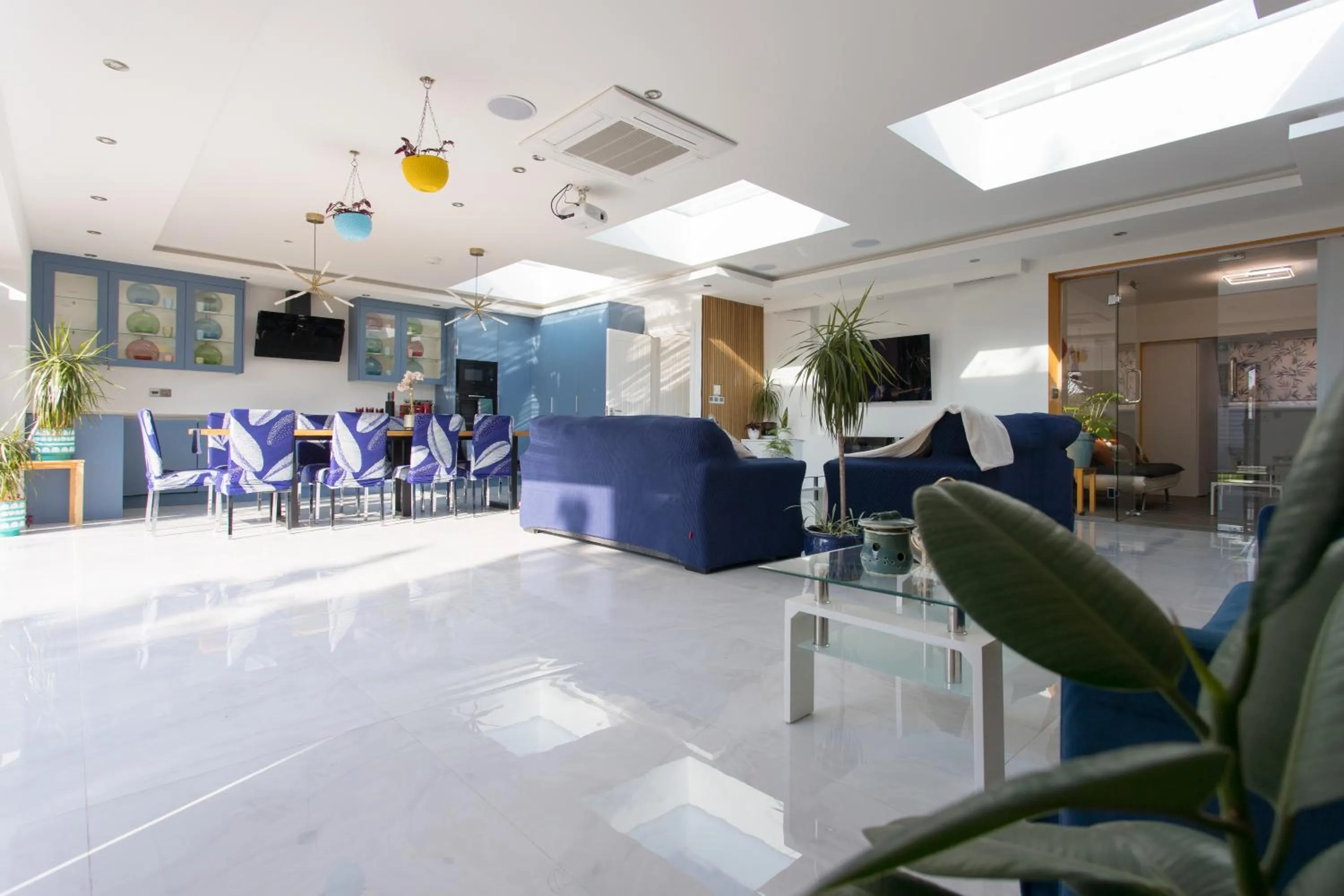 Communal lounge/ TV room in Legoland Heathrow Windsor Apartment Hotel