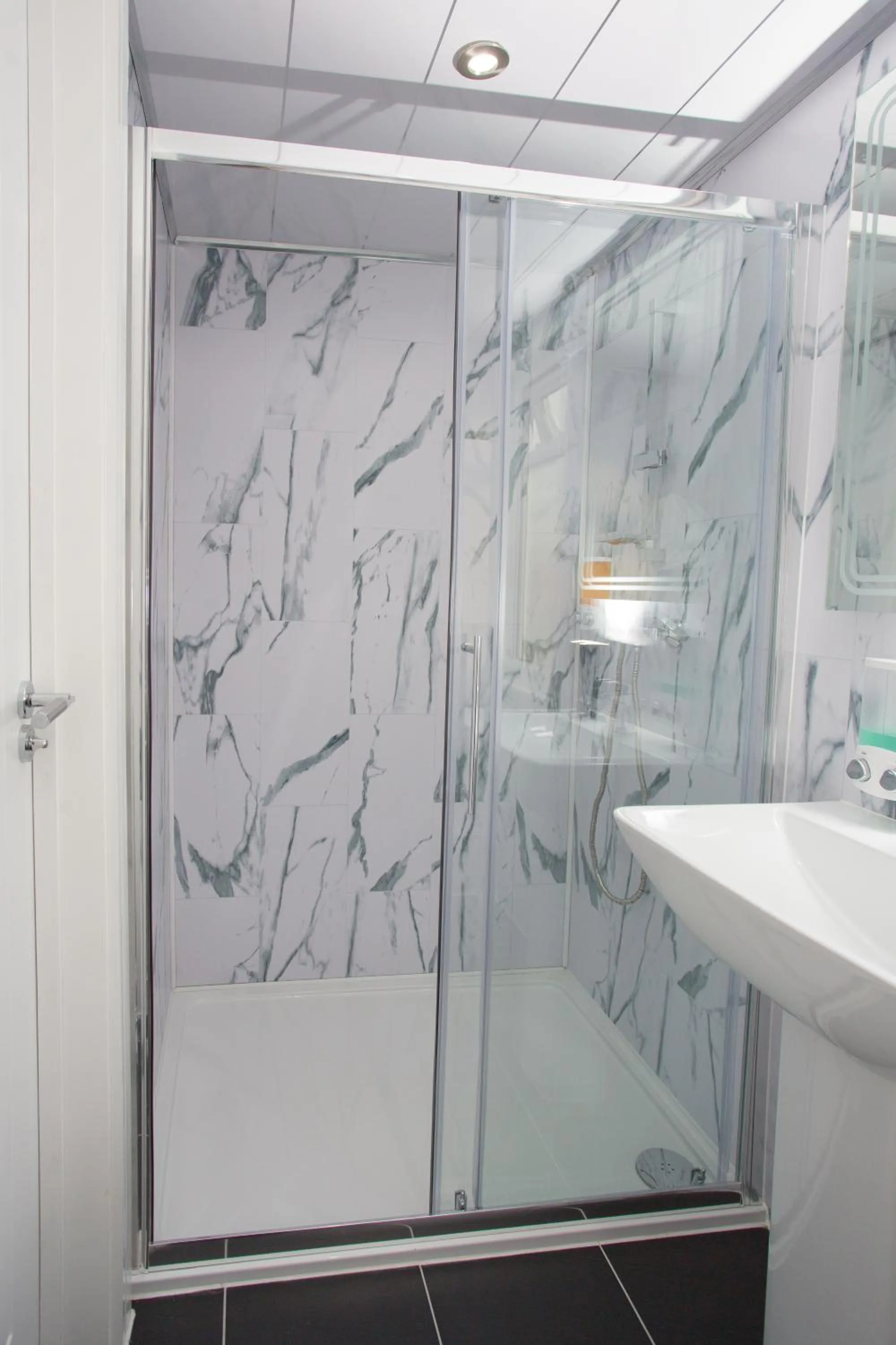 Shower in Legoland Heathrow Windsor Apartment Hotel