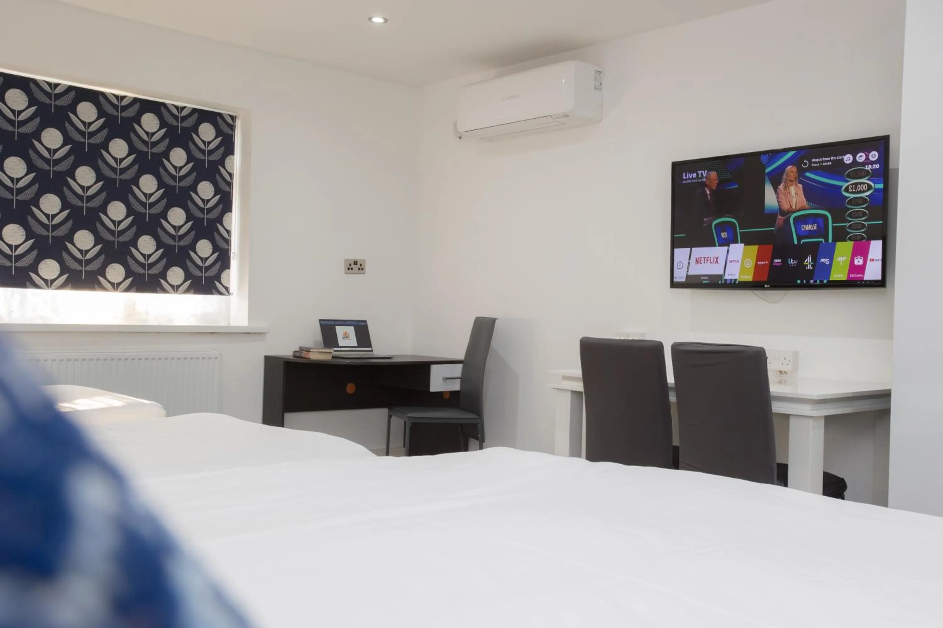 TV and multimedia, Bed in Legoland Heathrow Windsor Apartment Hotel