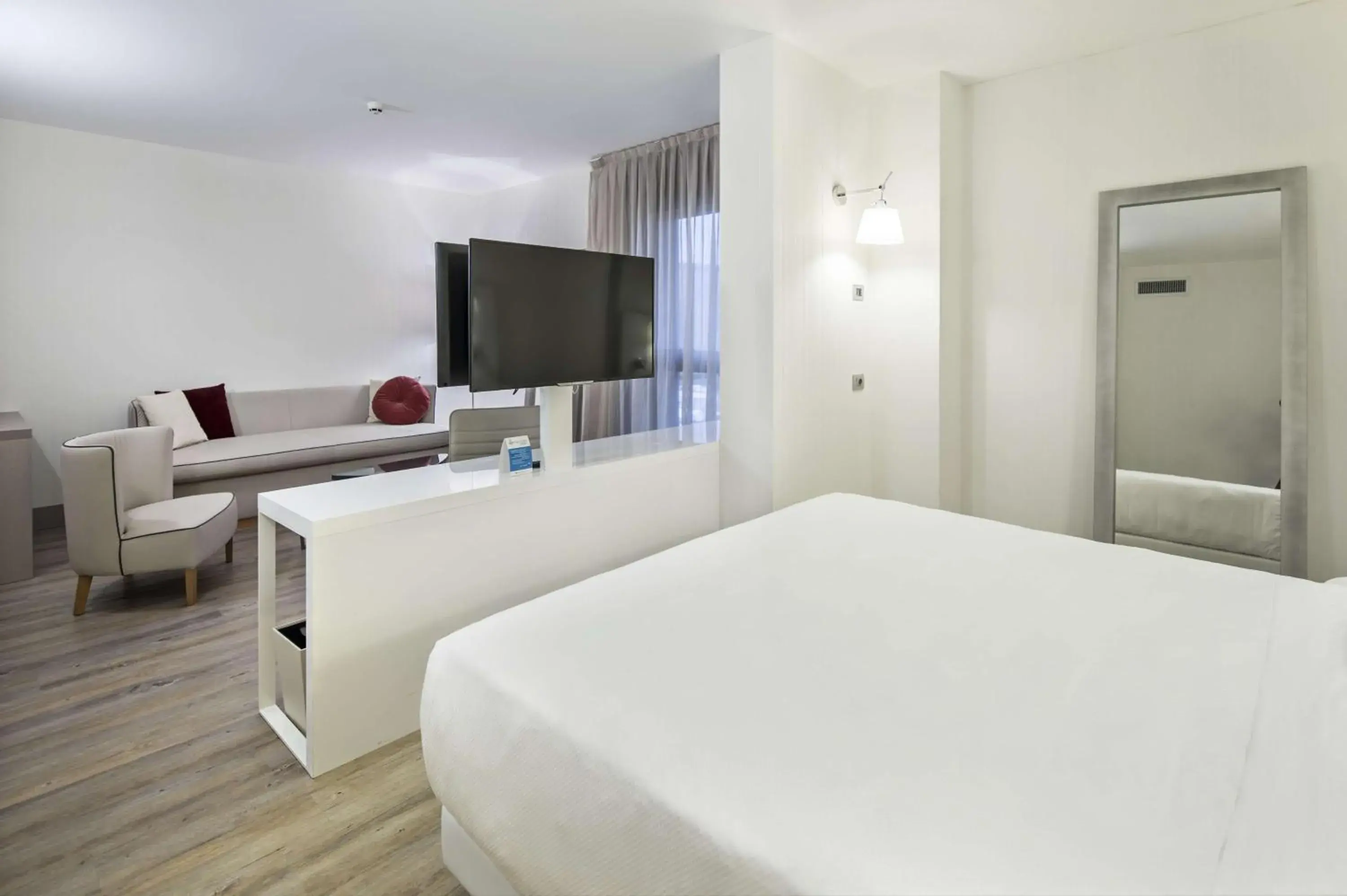 TV and multimedia, Bed in NH Milano Congress Centre TV and multimedia, Bed in NH Milano Congress Centre