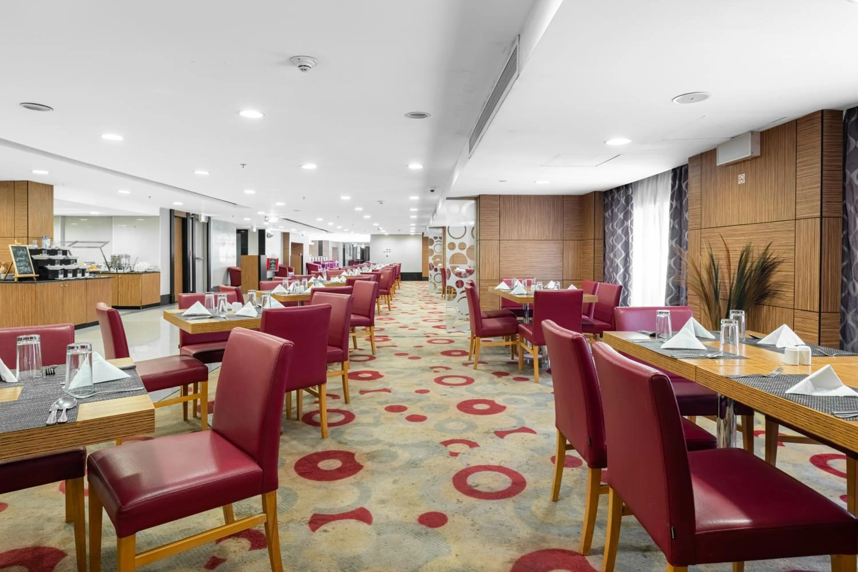 Restaurant/places to eat in Elaf Bakkah Hotel