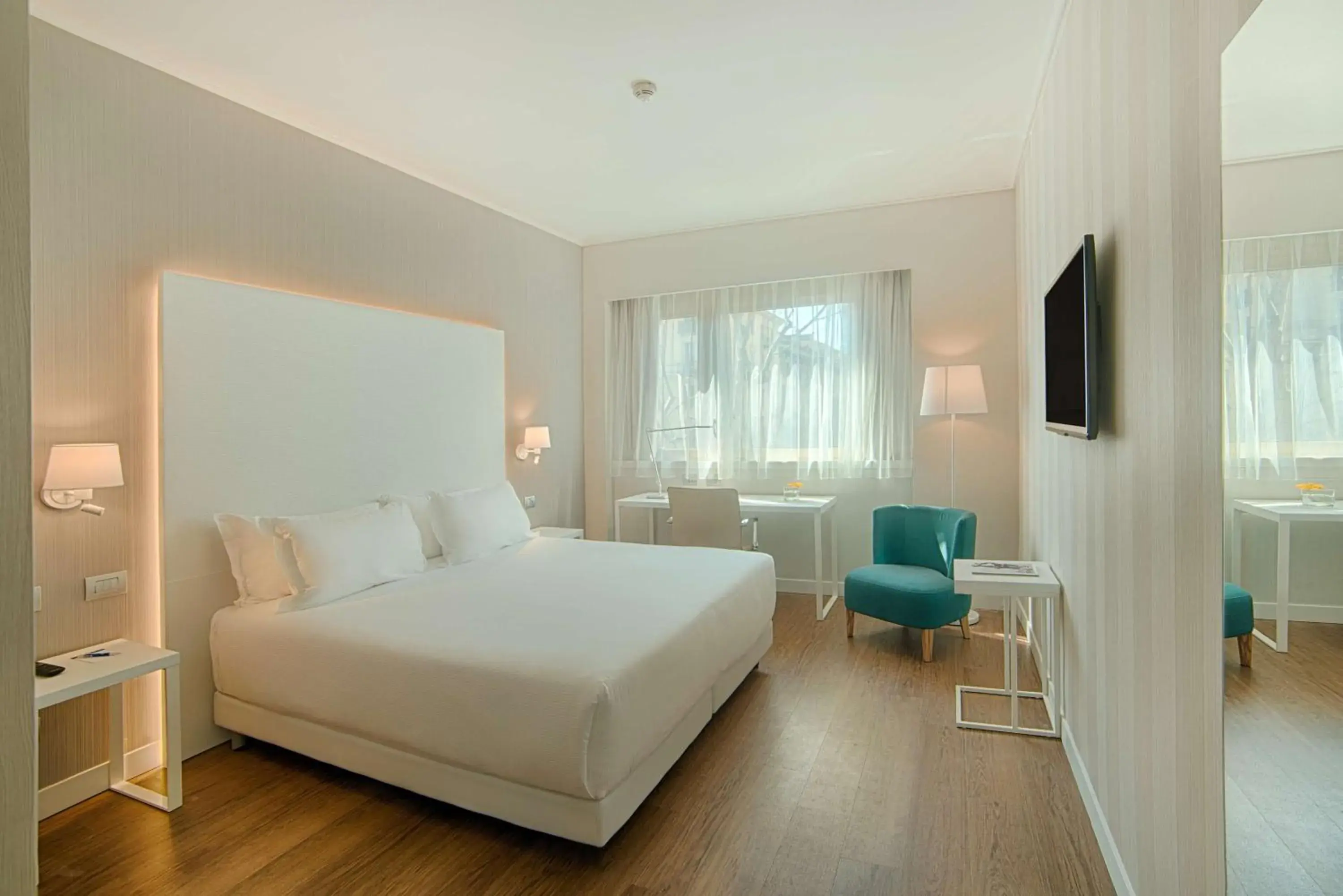 TV and multimedia, Bed in NH Torino Centro TV and multimedia, Bed in NH Torino Centro