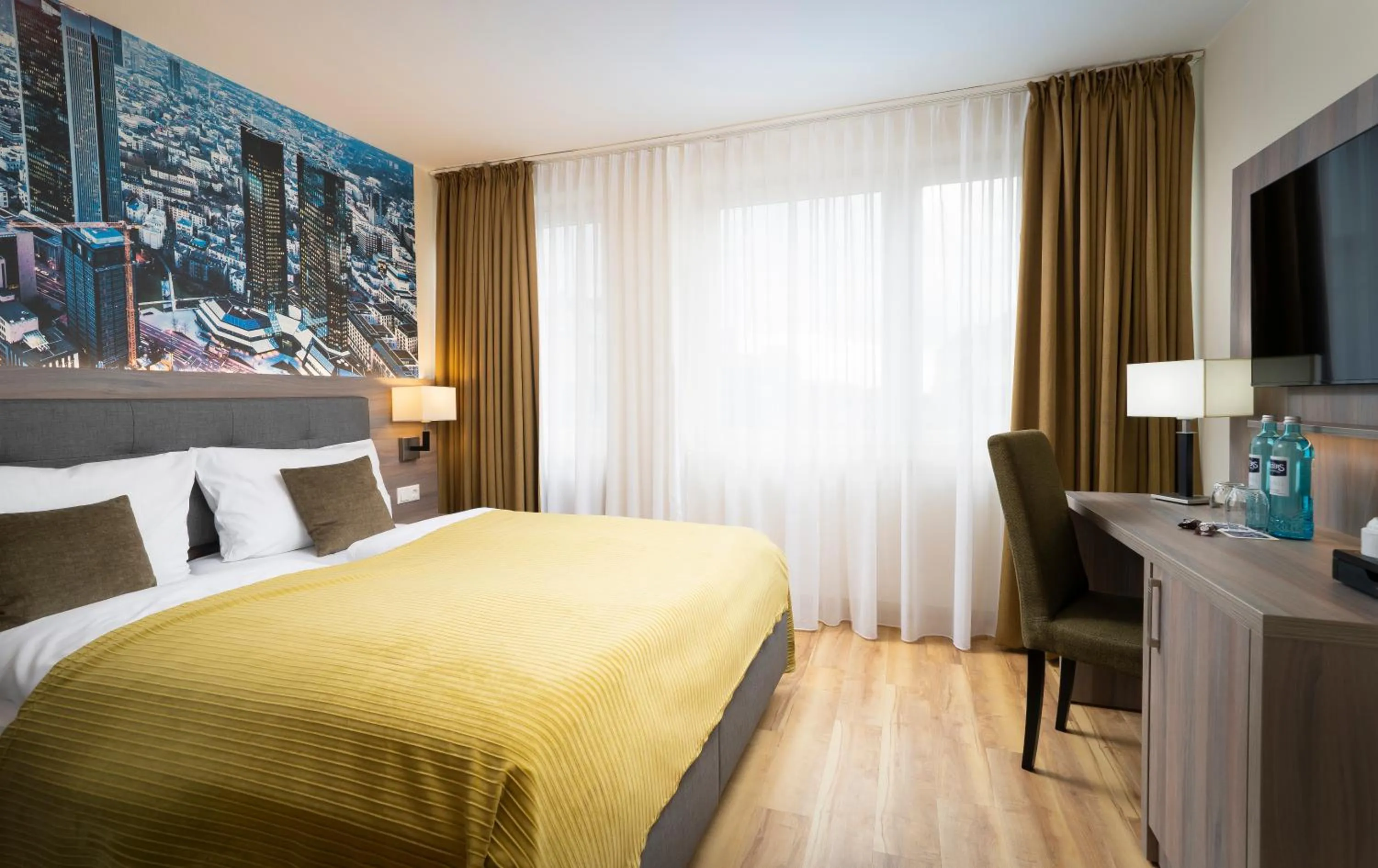 Communal lounge/ TV room, Bed in Sophien Hotel