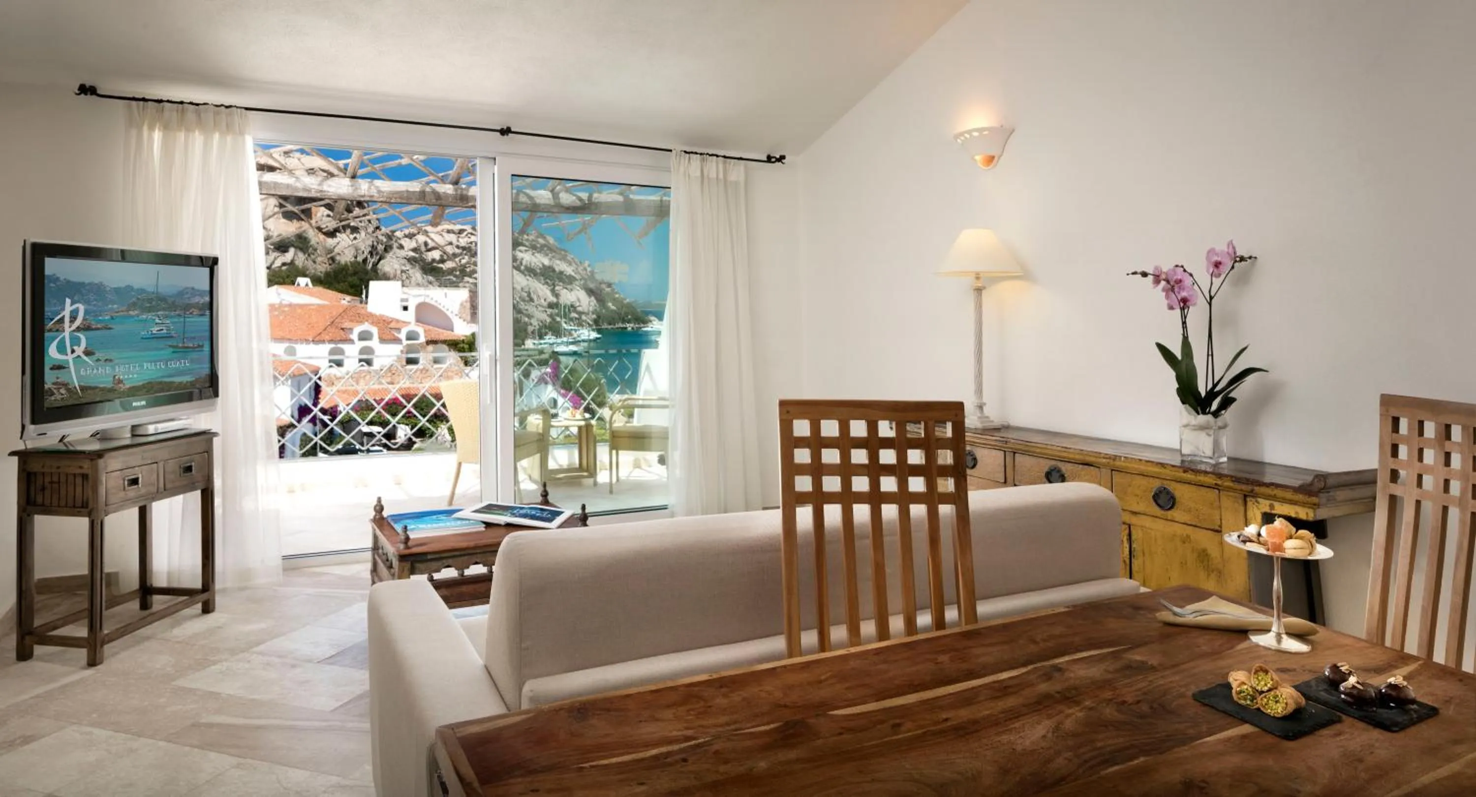 Seating area in Grand Hotel Poltu Quatu