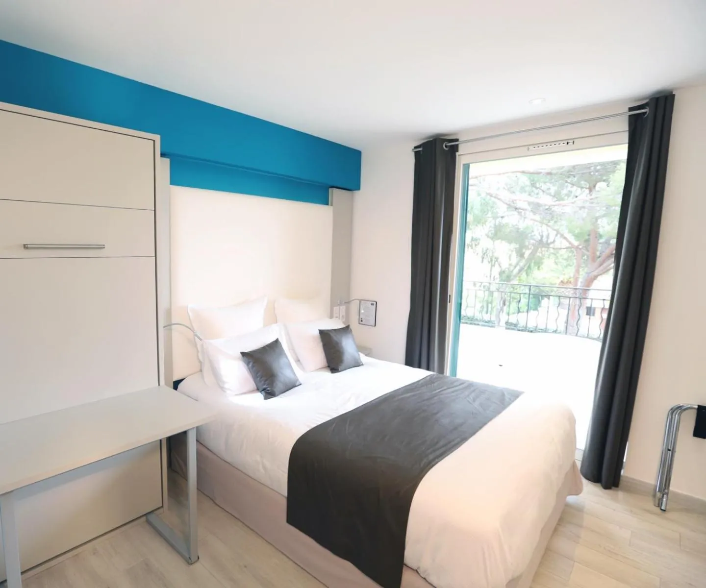 Queen Room with Spa Bath - single occupancy in Hôtel de la Plage - HDLP