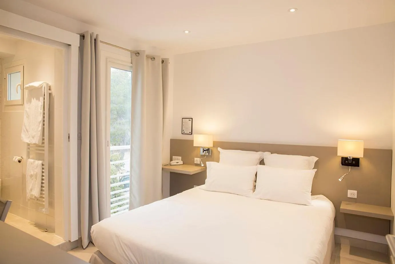 Double Room with Courtyard View - single occupancy in Hôtel de la Plage - HDLP