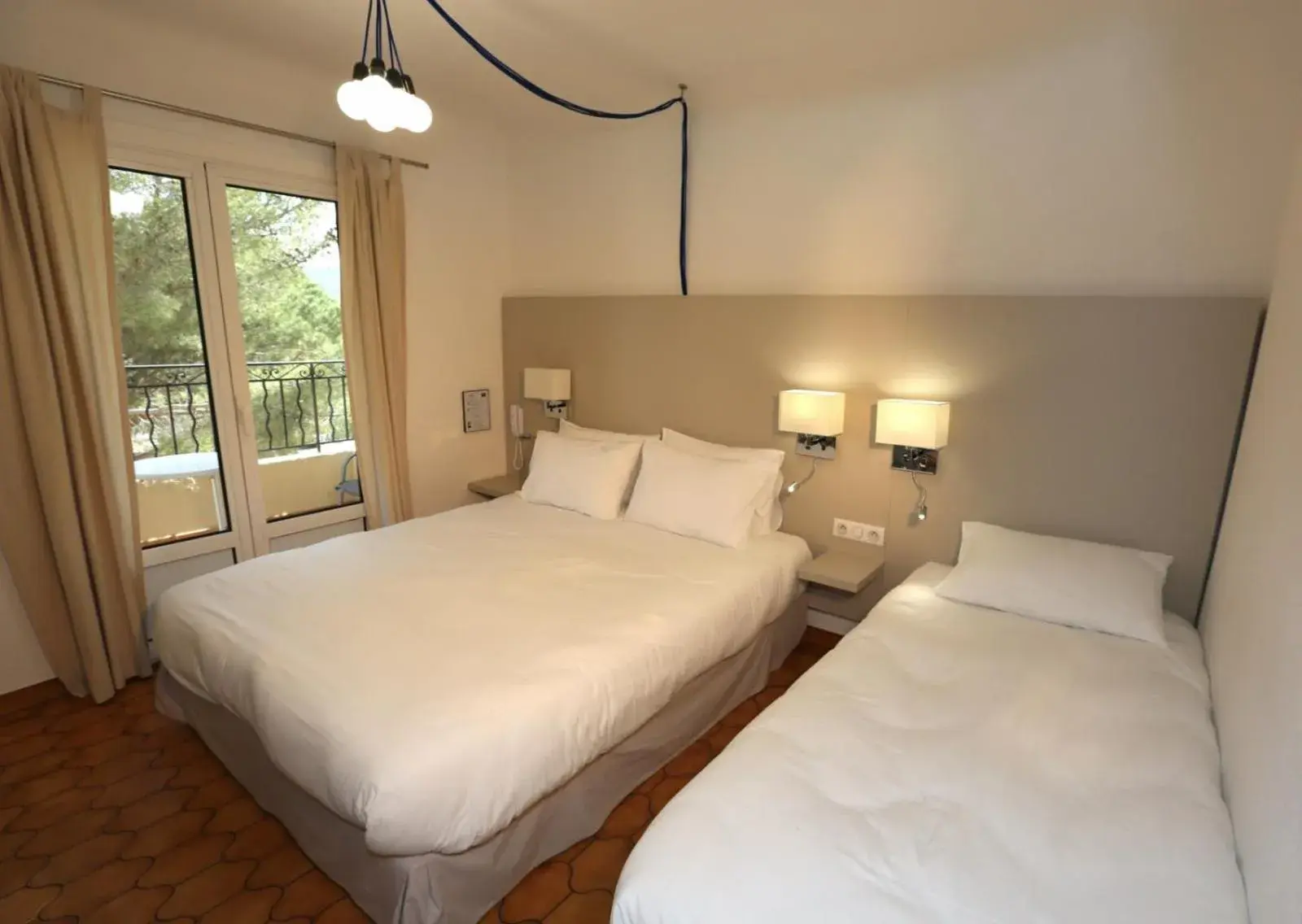 Traditional Double Room - single occupancy - South Side with Garden View in Hôtel de la Plage - HDLP Traditional Double Room - single occupancy - South Side with Garden View in Hôtel de la Plage - HDLP
