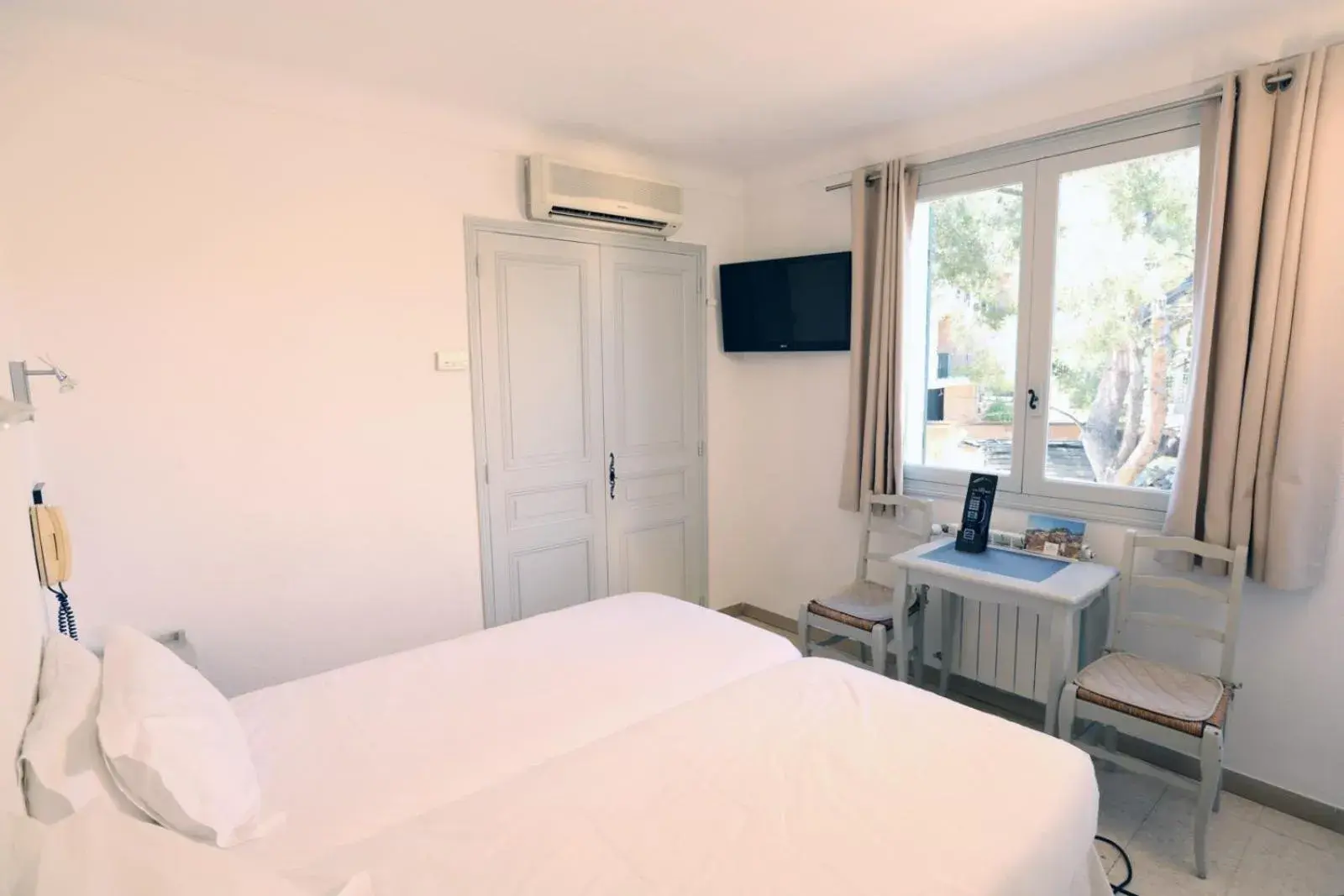 Twin Room - single occupancy in Hôtel de la Plage - HDLP Twin Room - single occupancy in Hôtel de la Plage - HDLP