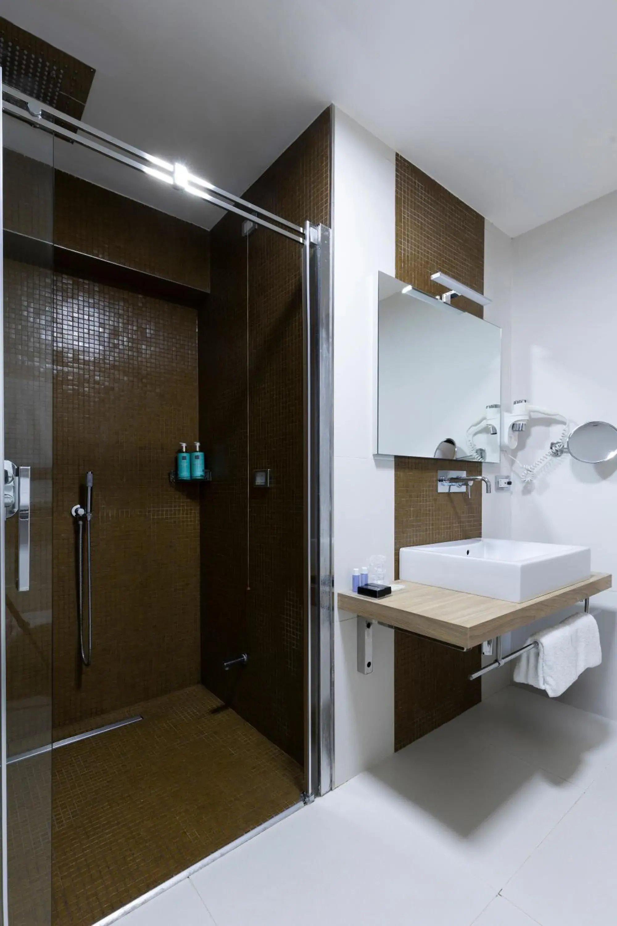 Shower, Bed in Hotel Royal Caserta Shower, Bed in Hotel Royal Caserta