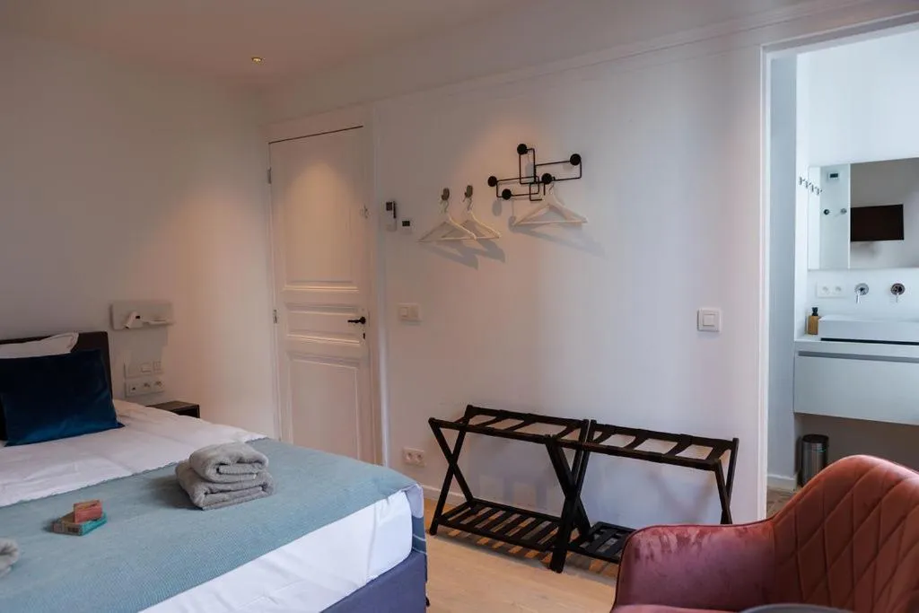 Bathroom, Bed in APL8 St-Anna B&B