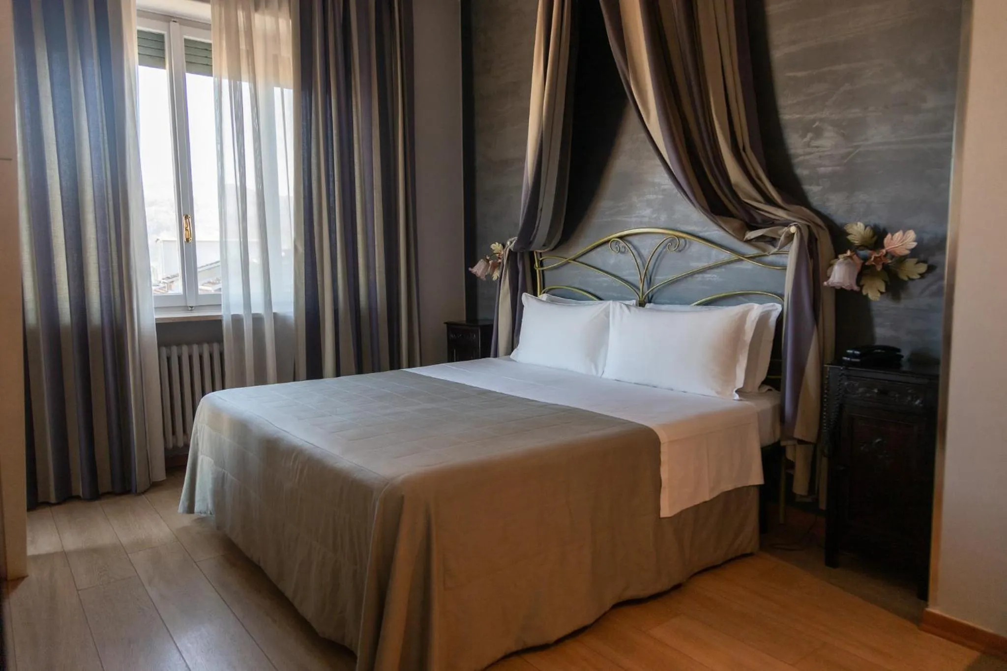 Photo of the whole room, Bed in Hotel Continental