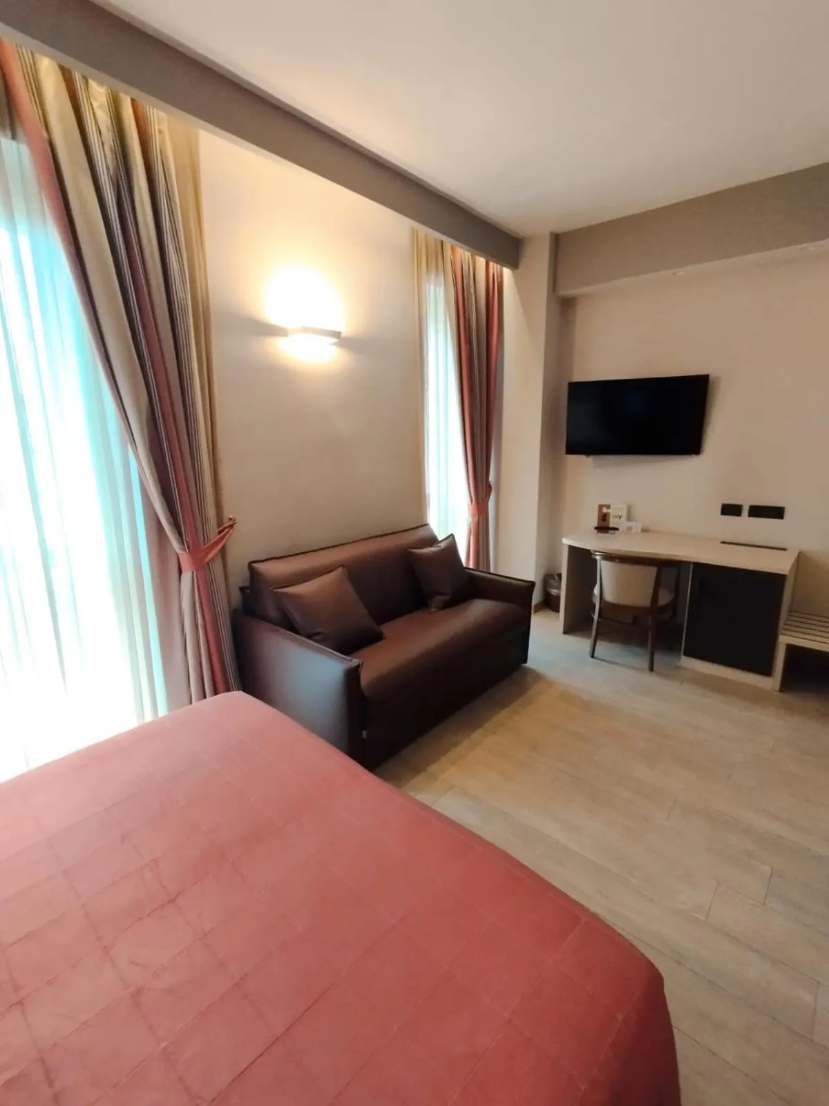 View (from property/room), Bed in Hotel Continental