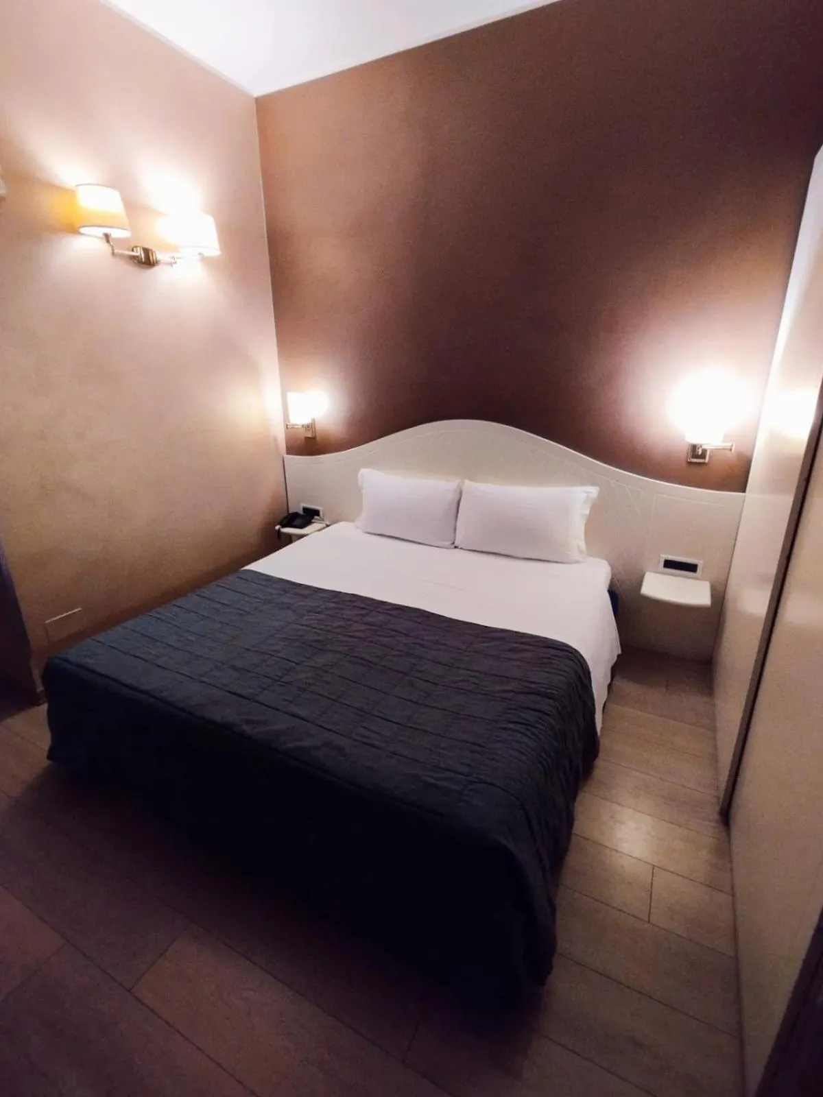 View (from property/room), Bed in Hotel Continental