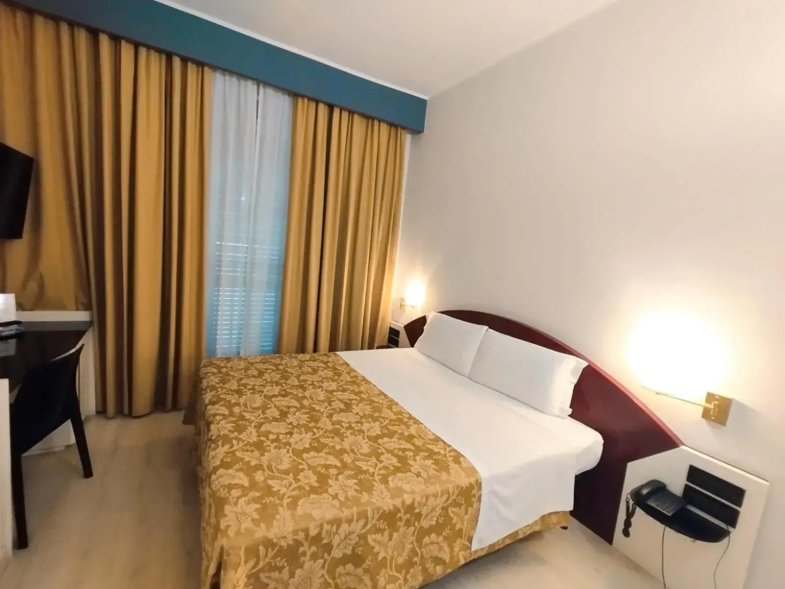 Bedroom, Bed in Hotel Continental Bedroom, Bed in Hotel Continental