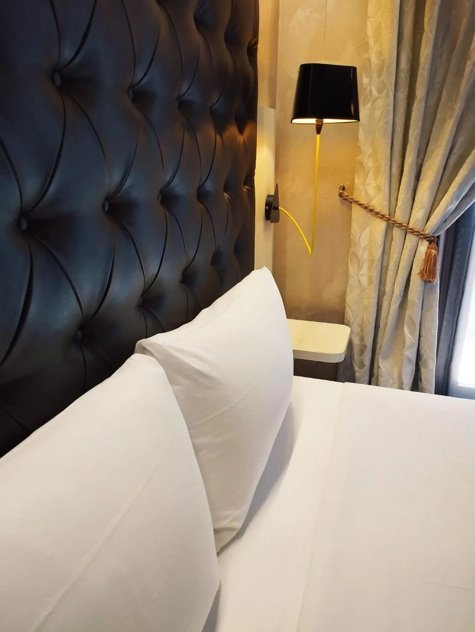 View (from property/room), Bed in Hotel Continental