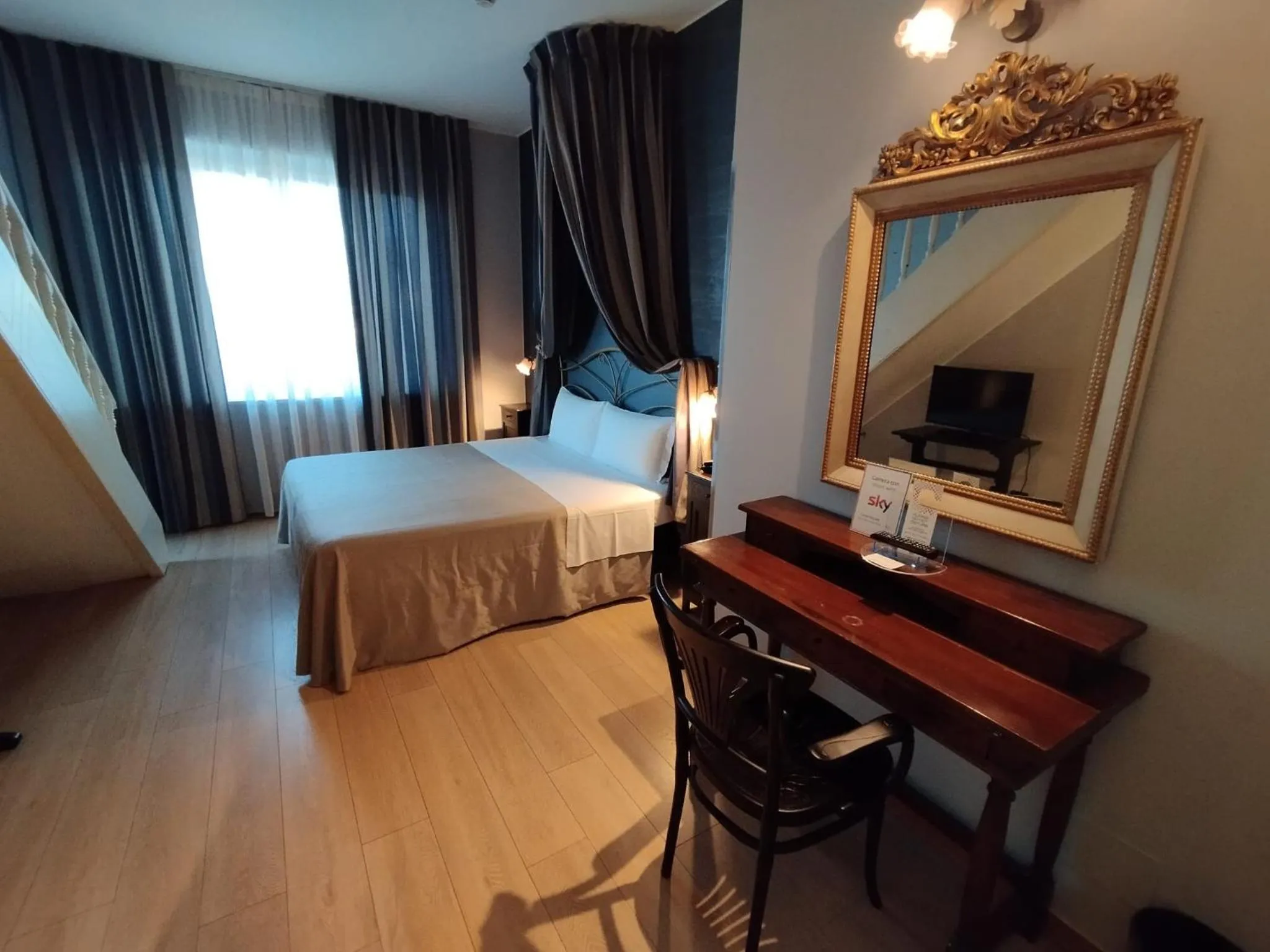 View (from property/room), Bed in Hotel Continental