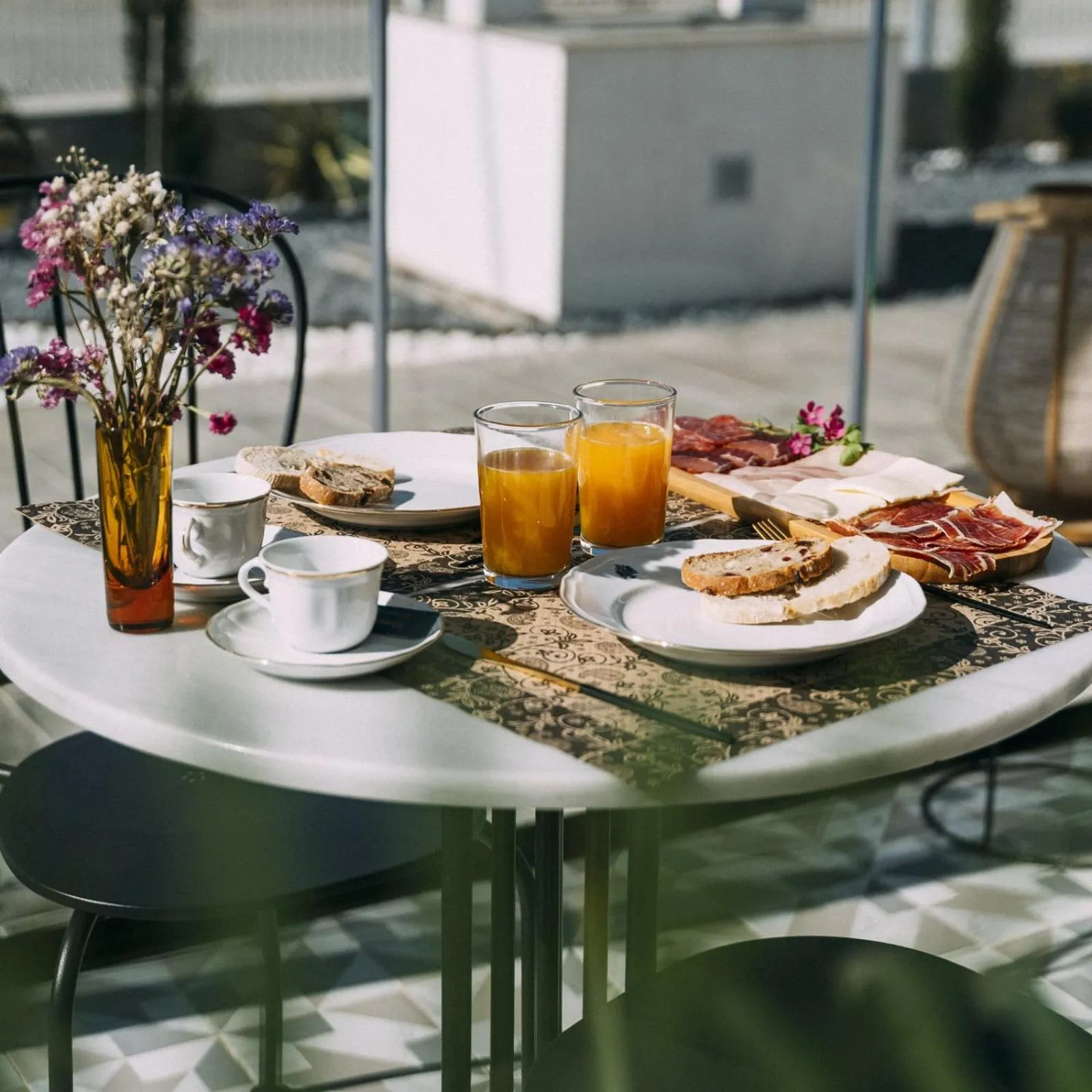 Restaurant/places to eat in L'Hotelet del Delta - adults