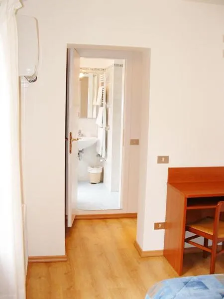 Bathroom, Bed in Hotel Caprera