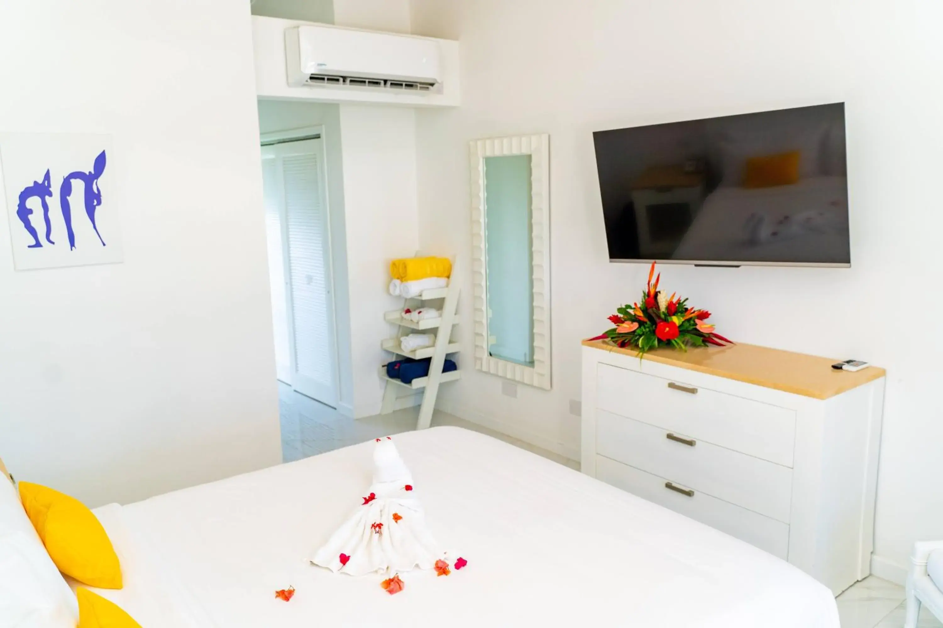 Bed in The SoCo House - All-Inclusive Bed in The SoCo House - All-Inclusive