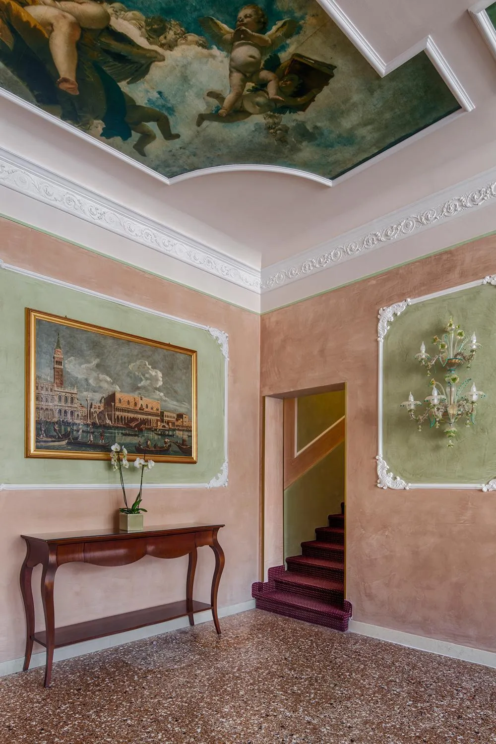 Communal lounge/ TV room in Hotel Pausania