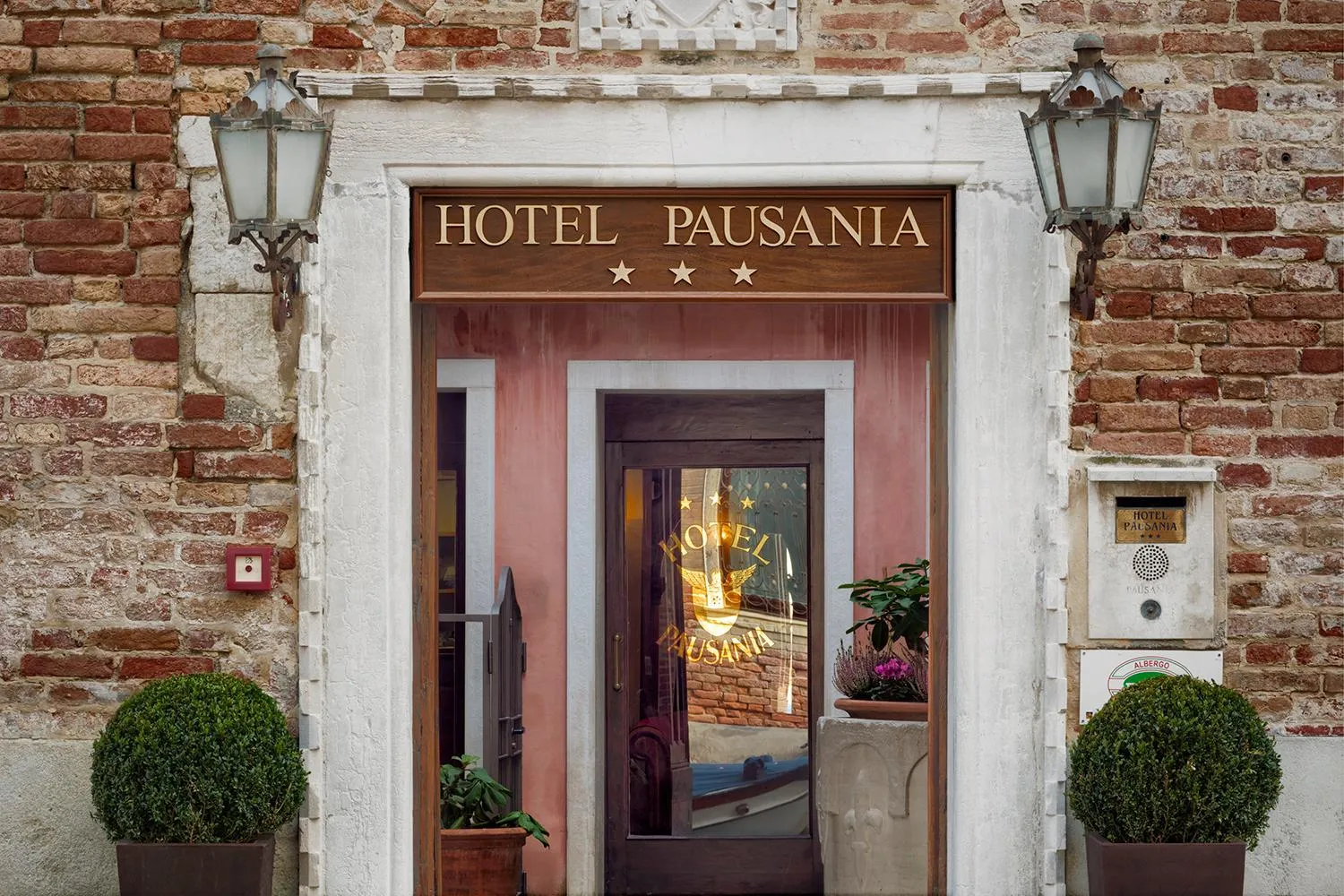 Facade/entrance in Hotel Pausania