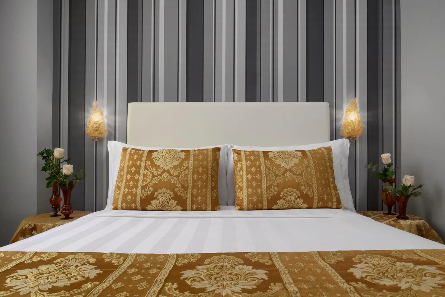 Bed in Hotel Pausania