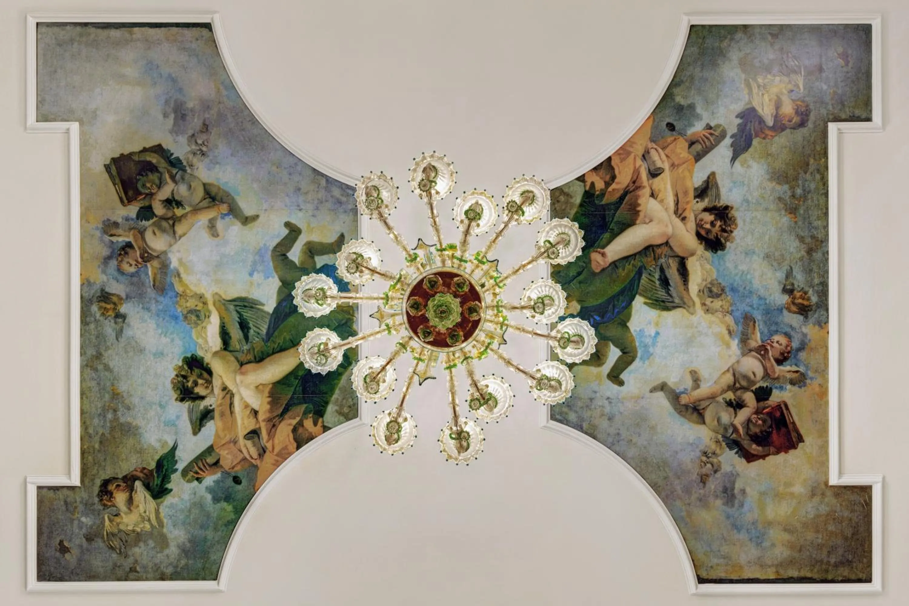 Communal lounge/ TV room in Hotel Pausania