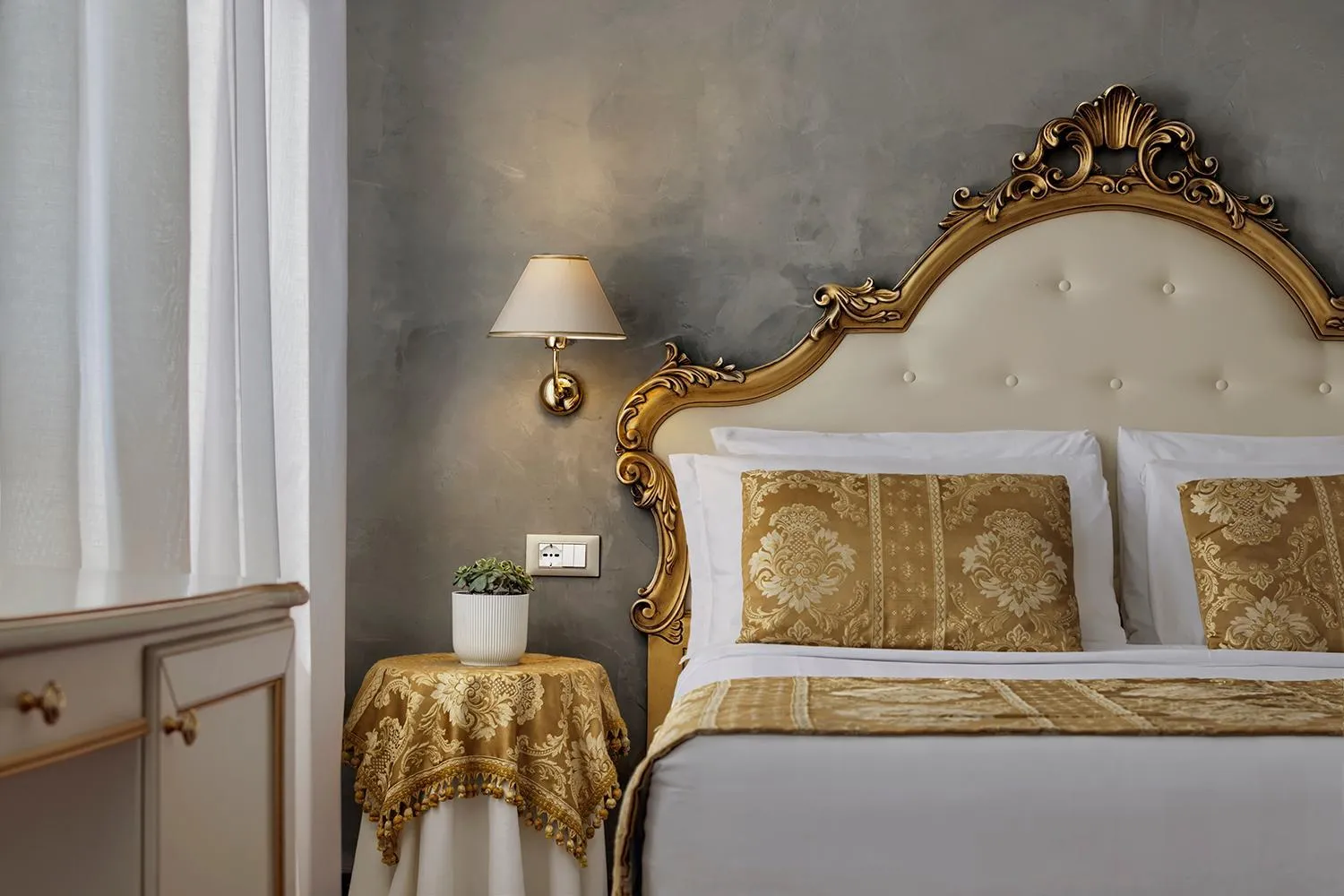 Bed in Hotel Pausania