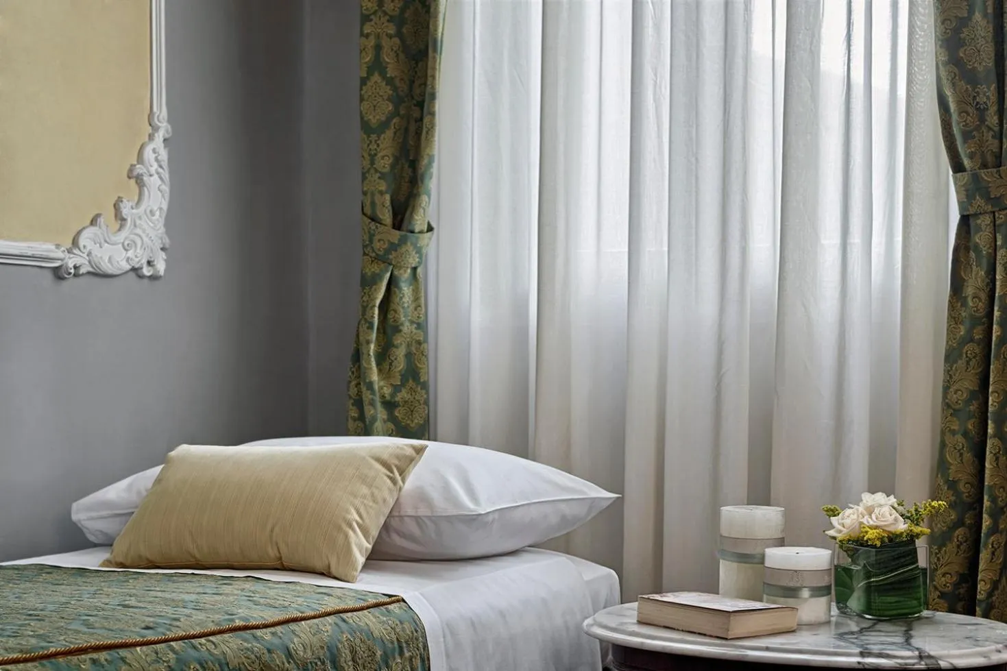 Bed in Hotel Pausania