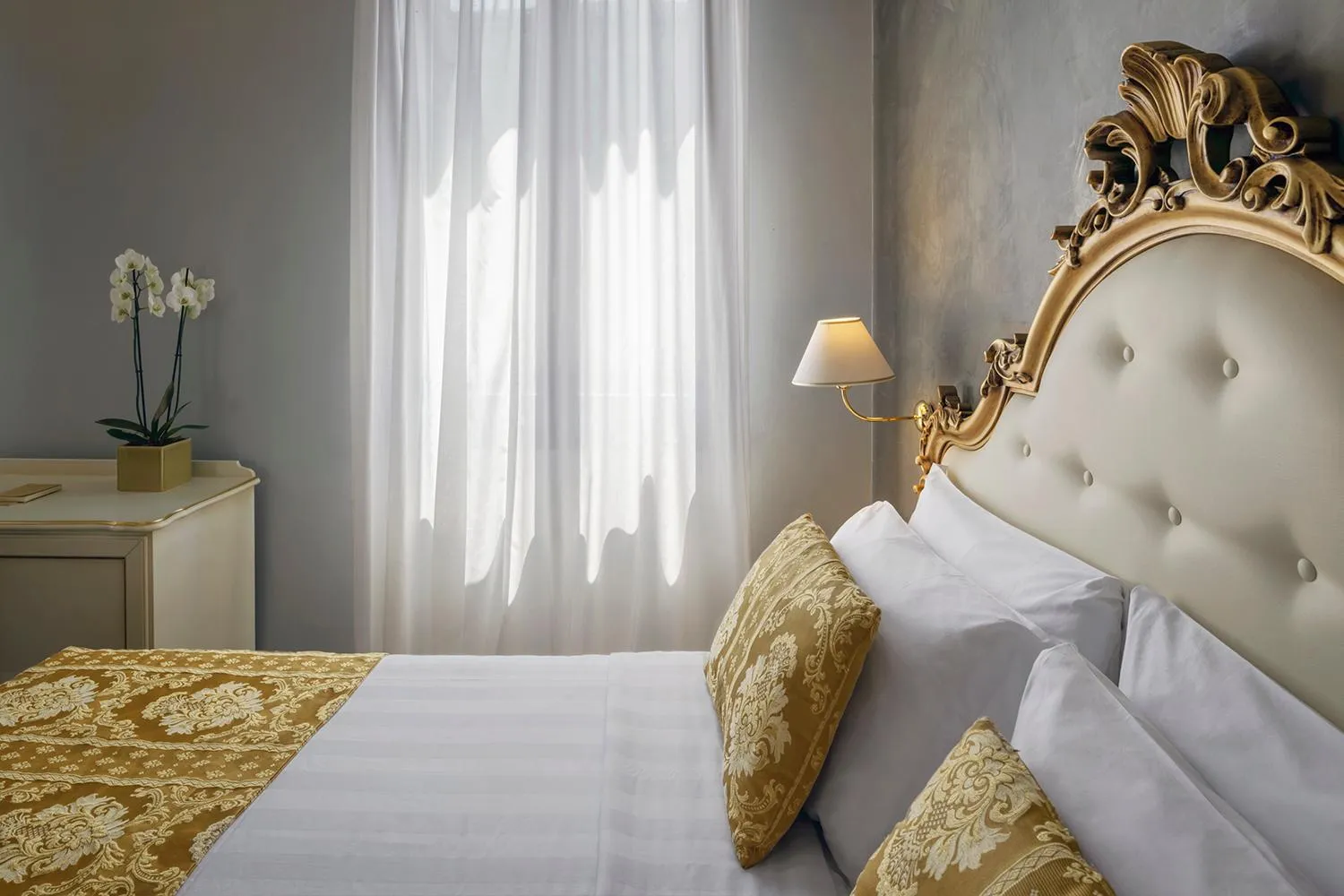 Bed in Hotel Pausania