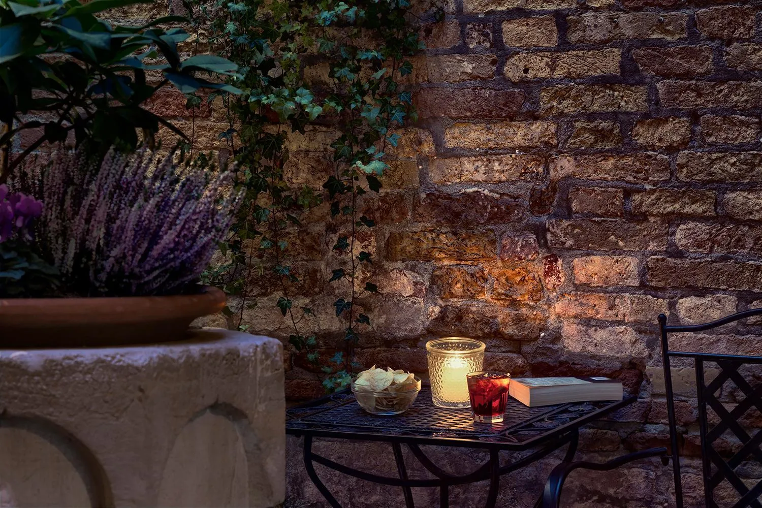 Patio in Hotel Pausania