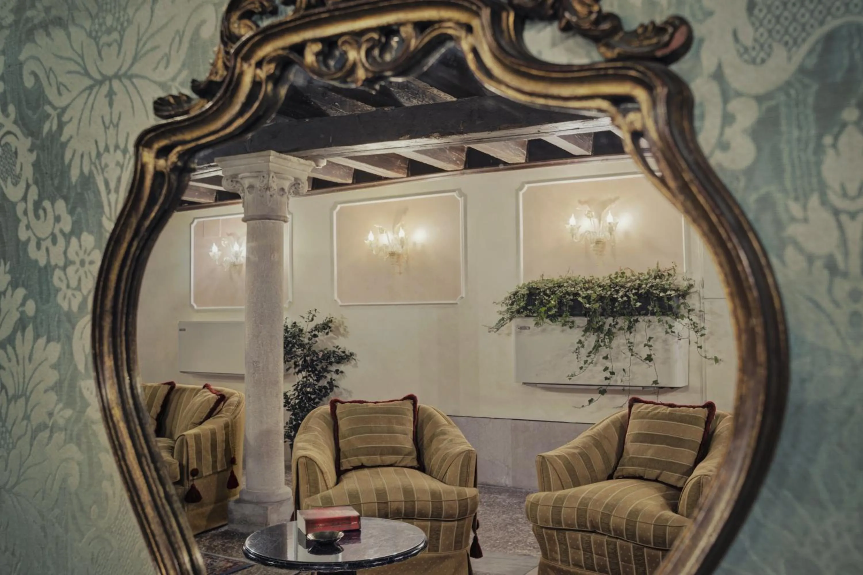 Communal lounge/ TV room in Hotel Pausania