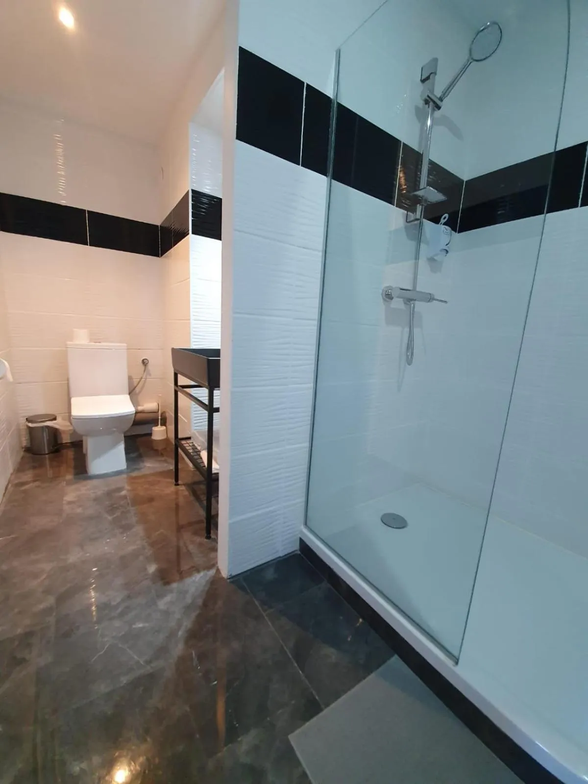 Shower in Hôtel Parc Les Cigognes - Albé