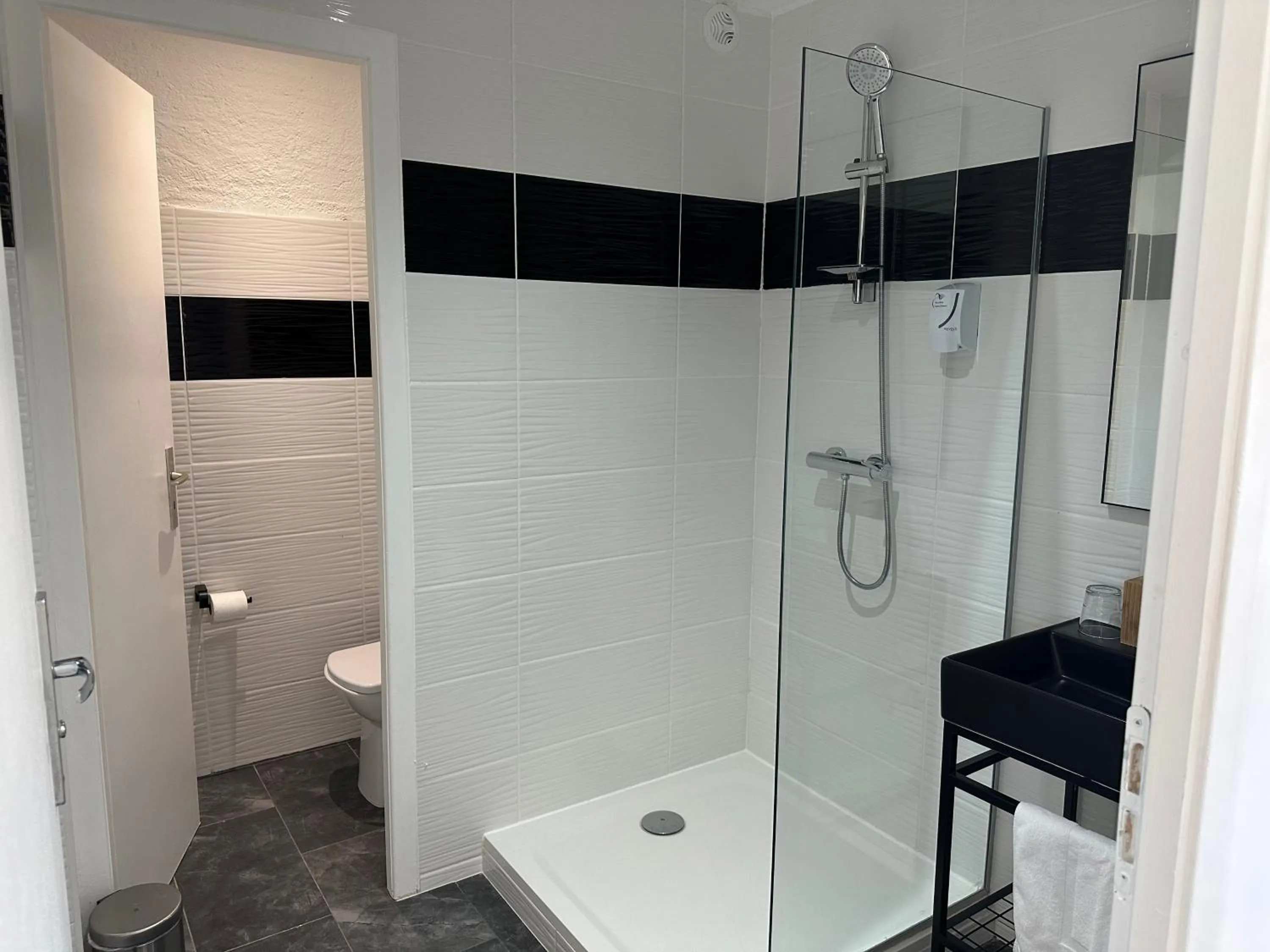 Shower in Hôtel Parc Les Cigognes - Albé