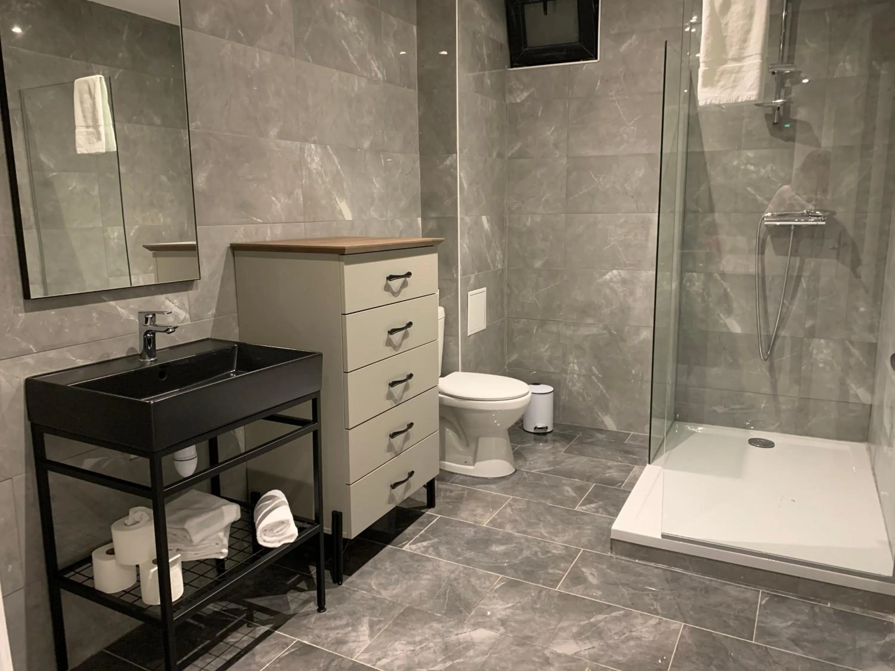 Shower in Hôtel Parc Les Cigognes - Albé