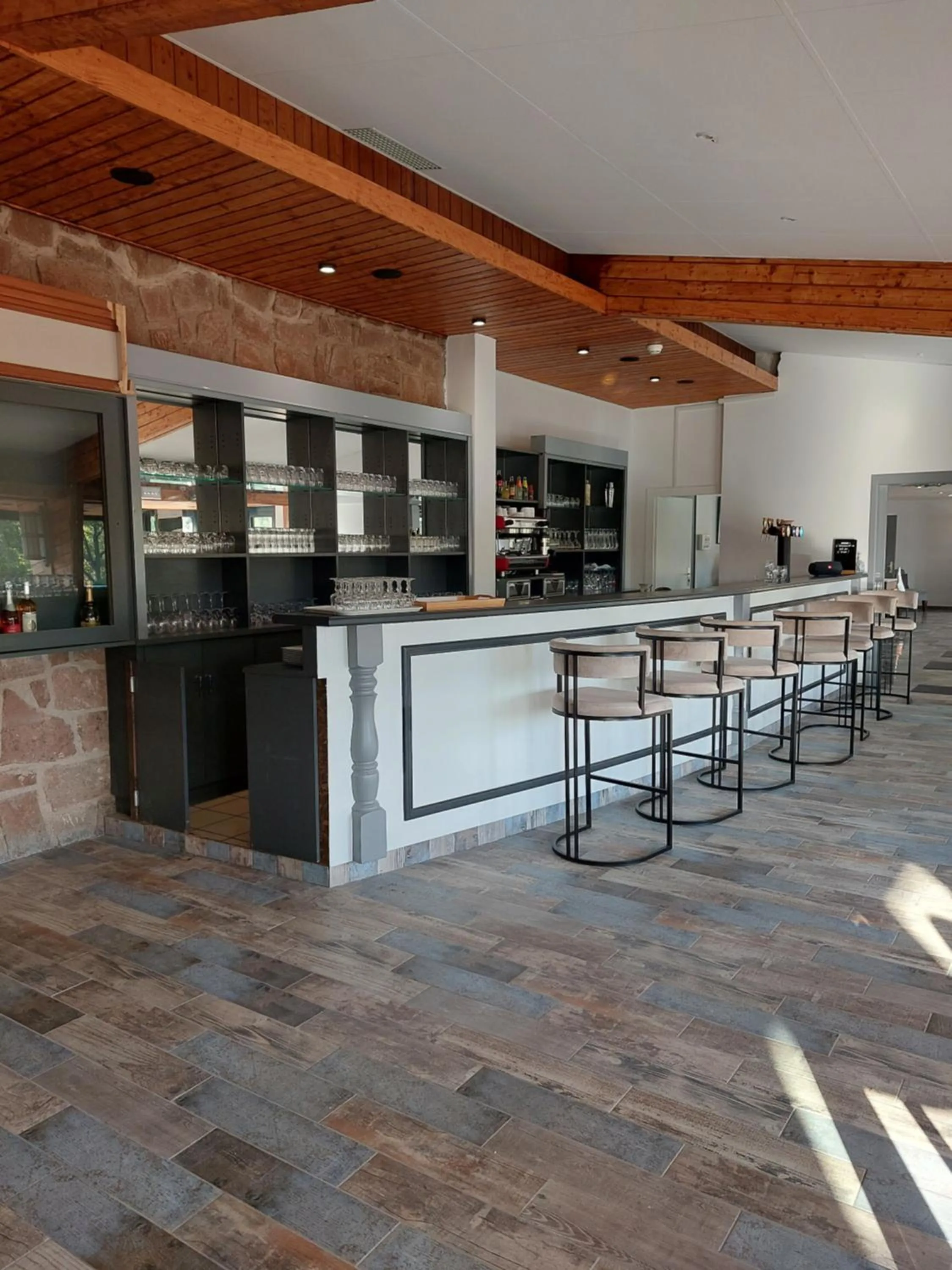 Lounge or bar in Hôtel Parc Les Cigognes - Albé