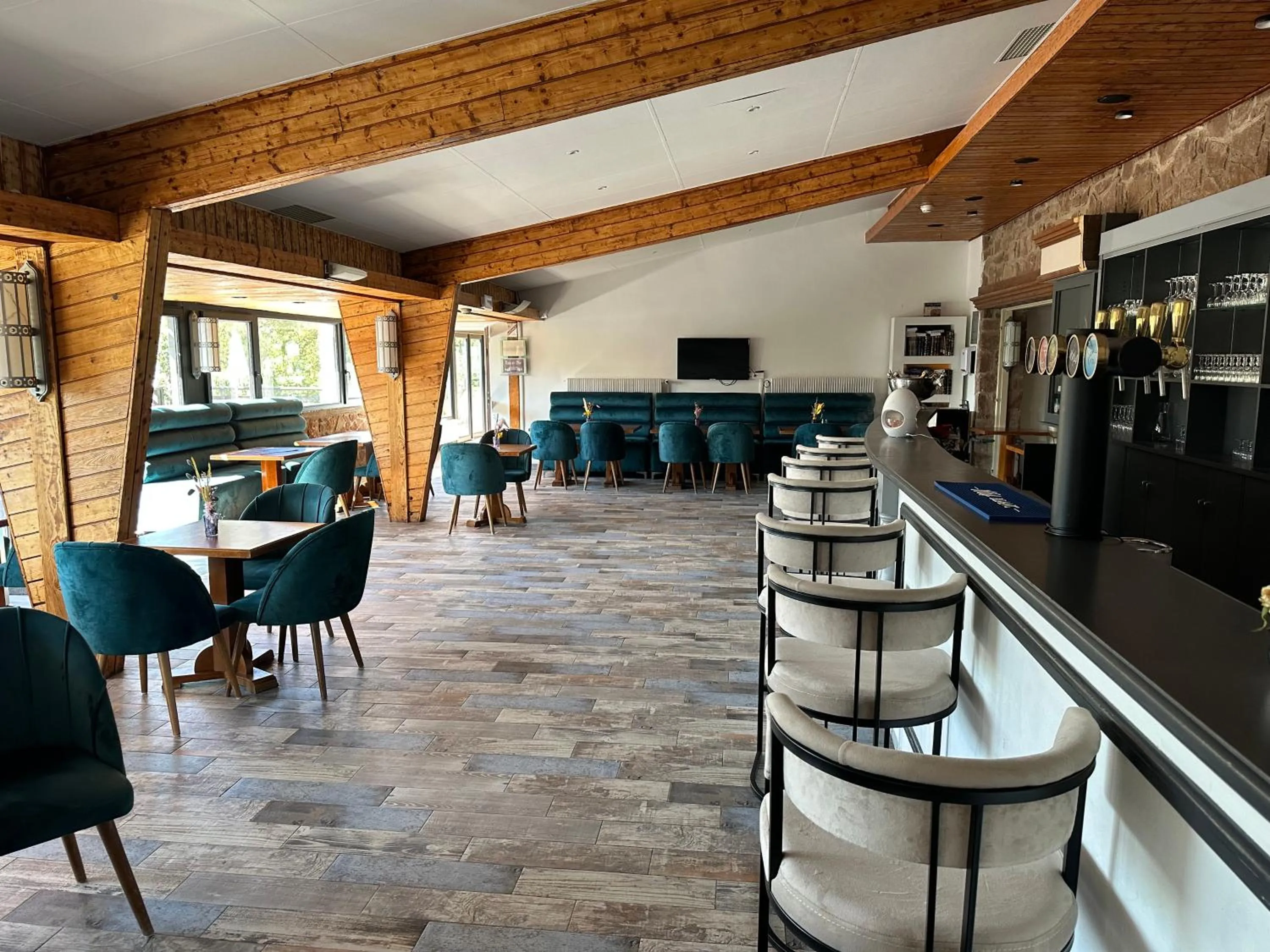 Restaurant/places to eat in Hôtel Parc Les Cigognes - Albé