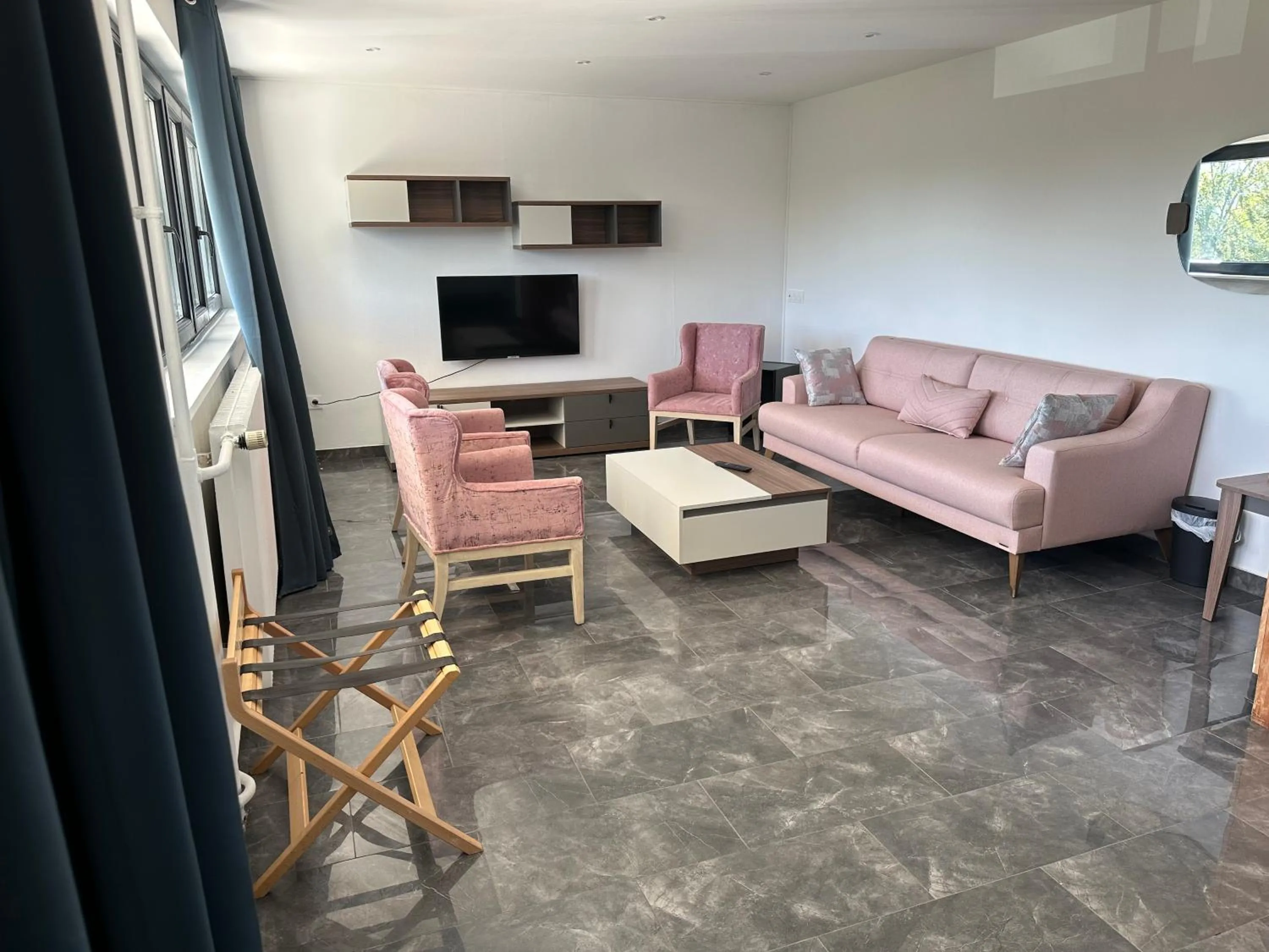 Communal lounge/ TV room in Hôtel Parc Les Cigognes - Albé