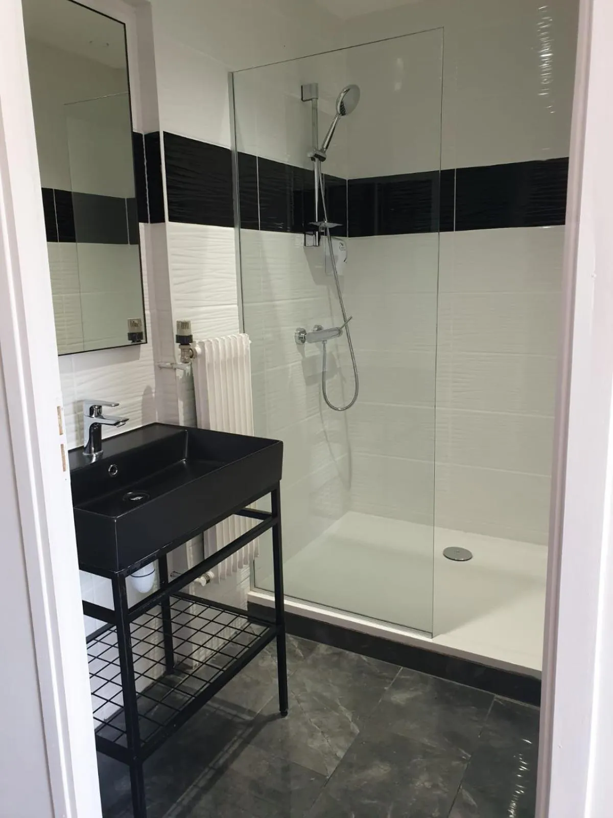 Shower in Hôtel Parc Les Cigognes - Albé