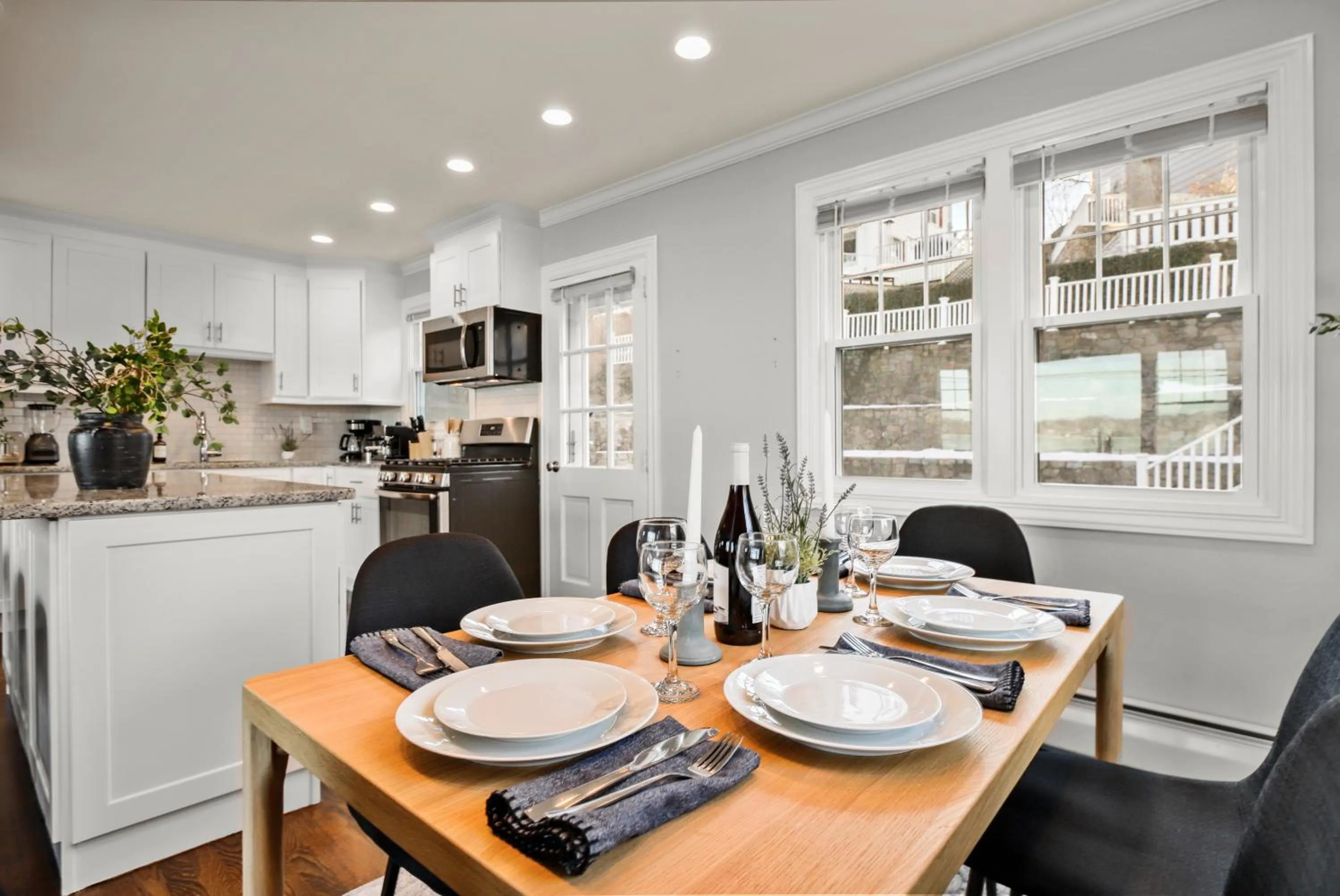 Waterview house walking distance from Cove Beach-5 mins to downtown-only 40 min to NYC