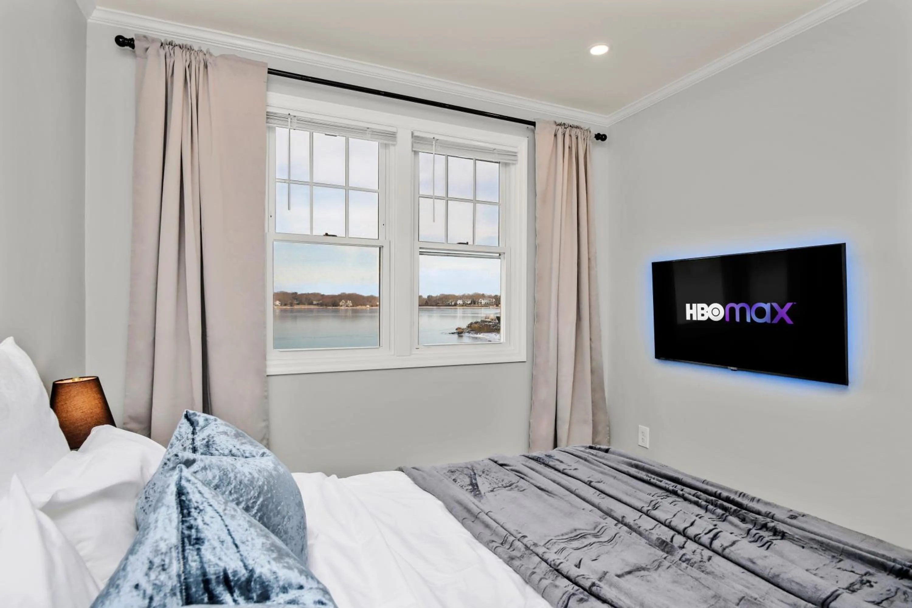 Bed in Waterview house walking distance from Cove Beach-5 mins to downtown-only 40 min to NYC